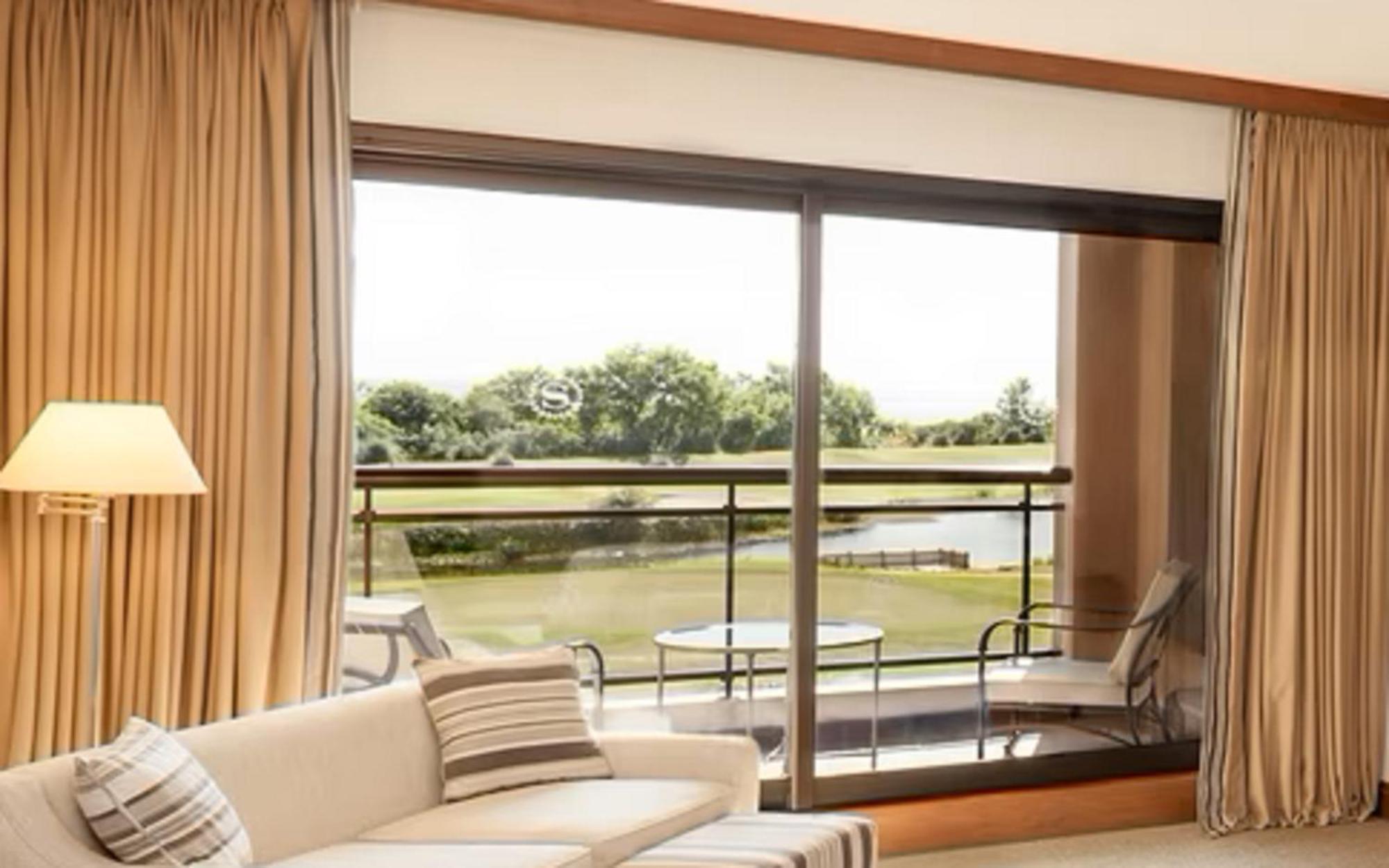 Suite Junior con cama extragrande, vistas al río y balcón