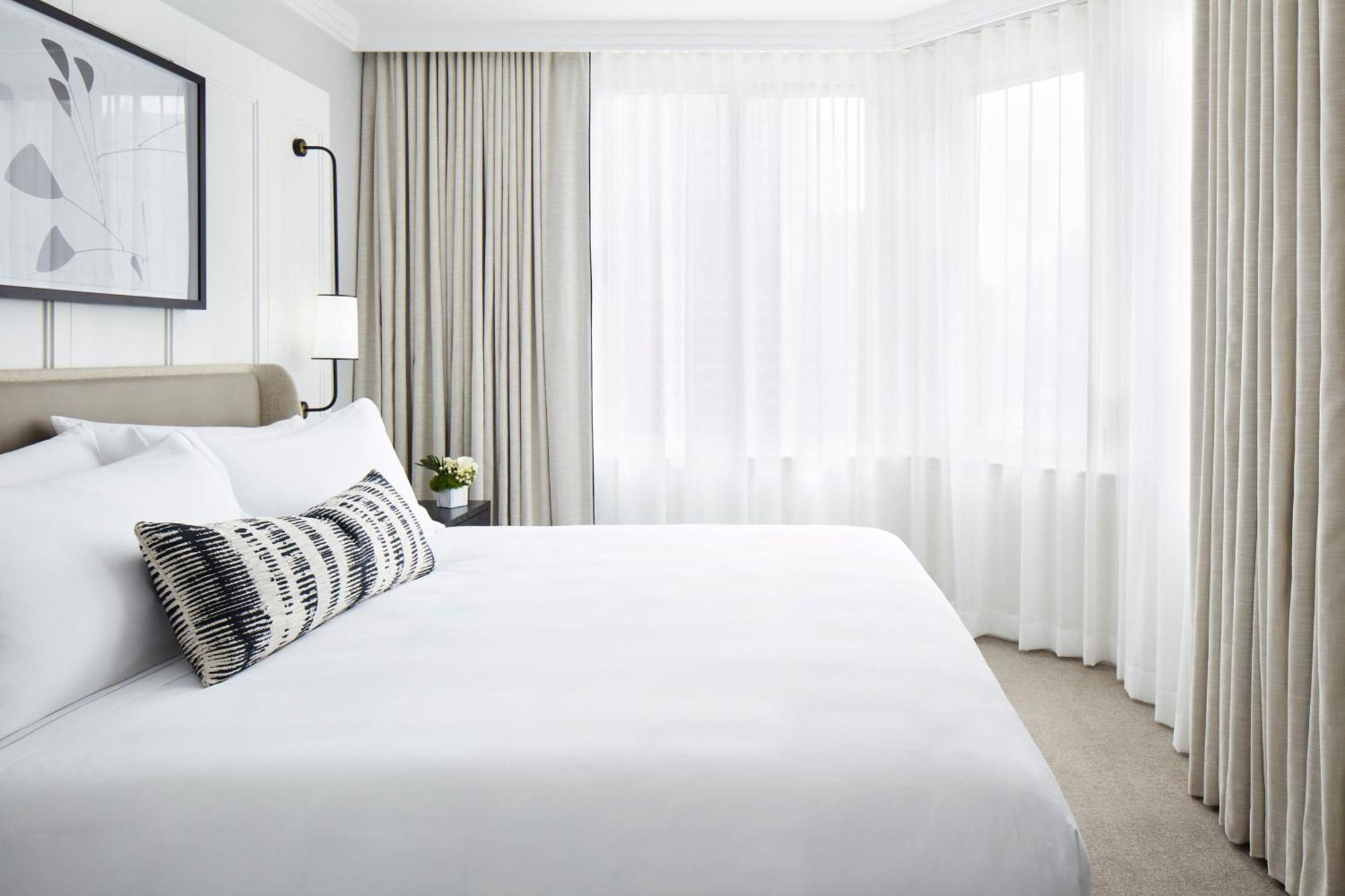 Suite de 1 dormitorio con cama extragrande y vistas al perfil urbano