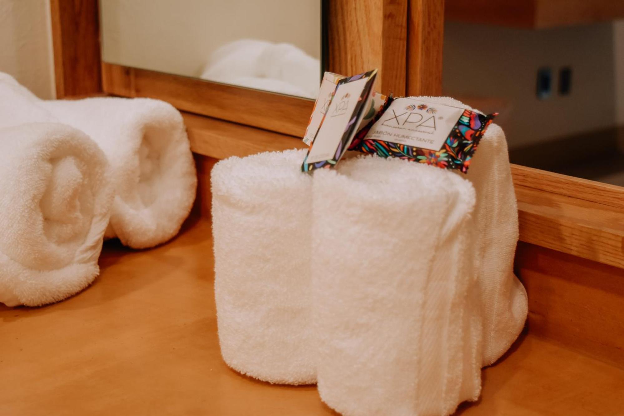 Habitación con cama extragrande y balcón