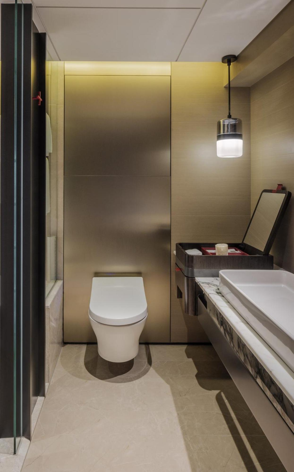 Alojamiento Premier con cama extragrande plus, balcón y vistas a la ciudad