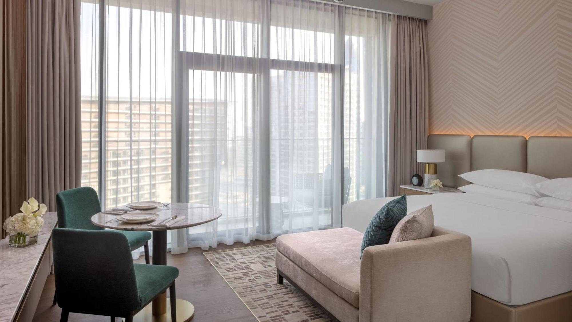 Estudio con zona de cocina, balcón y vistas a la ciudad - Cama extragrande