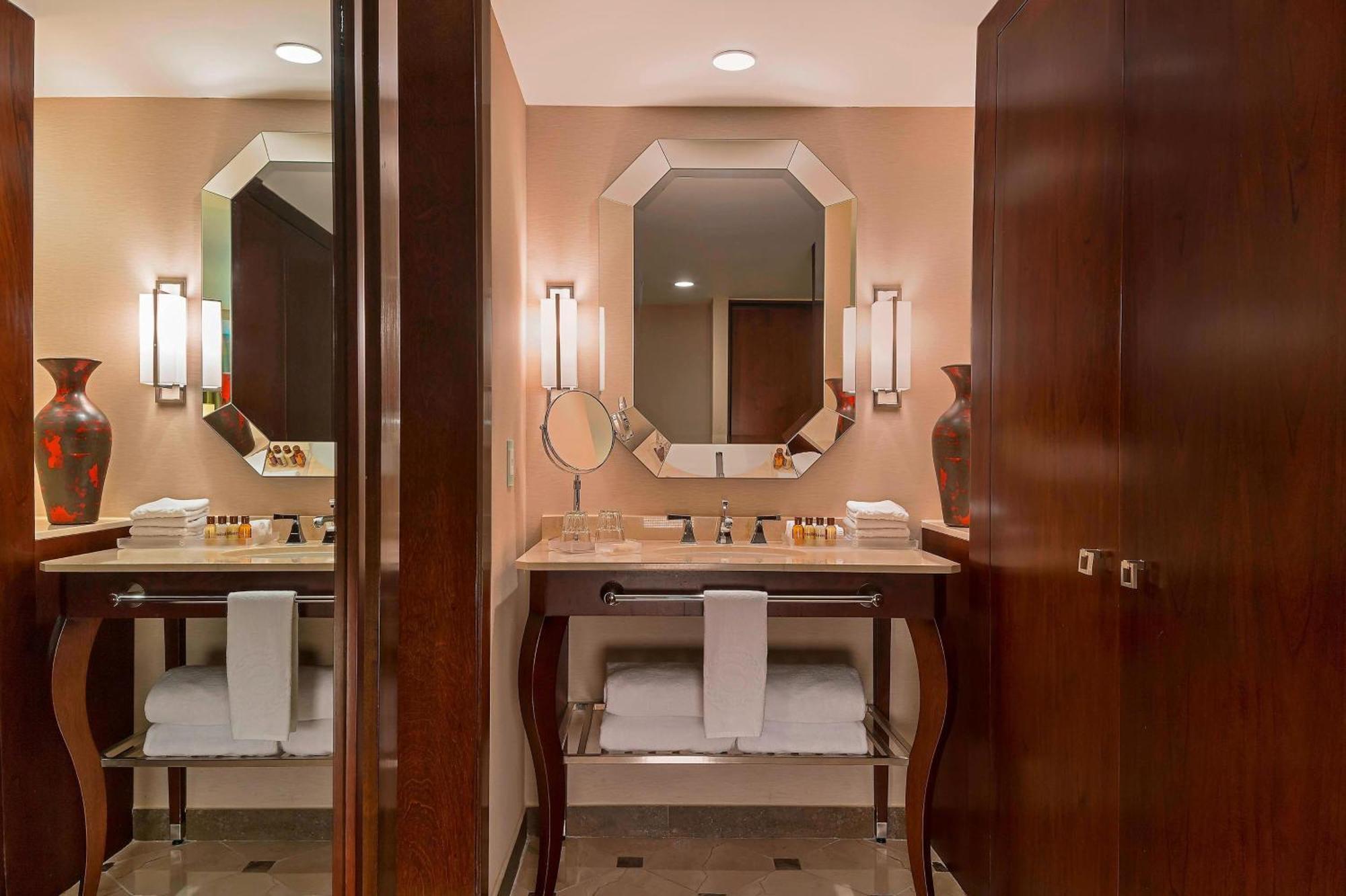 Habitación Business Deluxe con 2 camas dobles, Torre Danubio