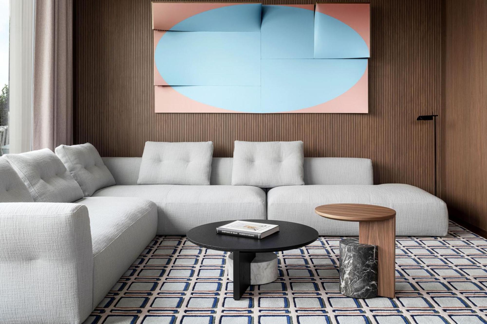 Suite con cama extragrande, balcón y vistas a la ciudad