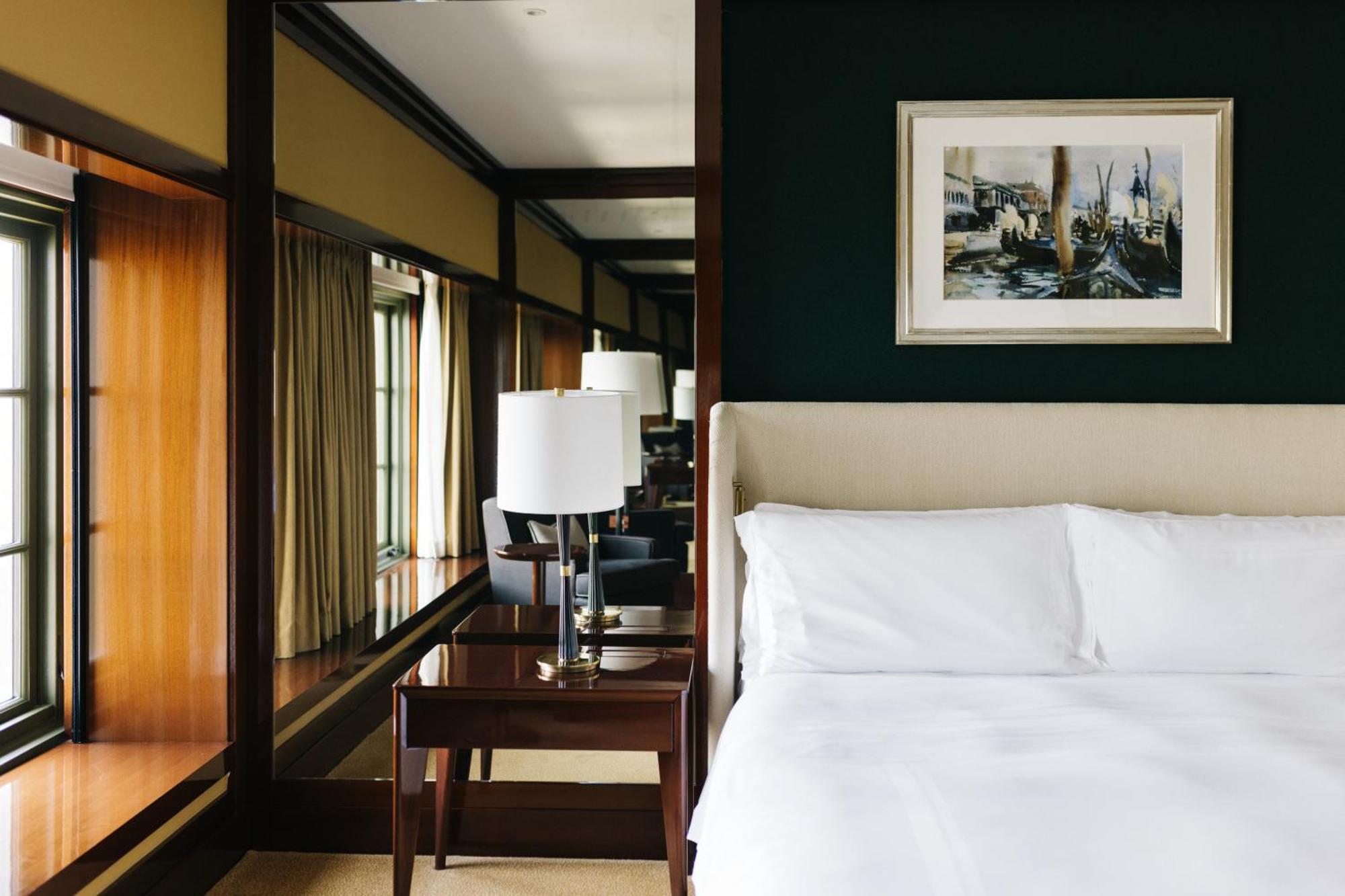Habitación Premier con cama extragrande y vistas al río adaptada para personas con movilidad reducida