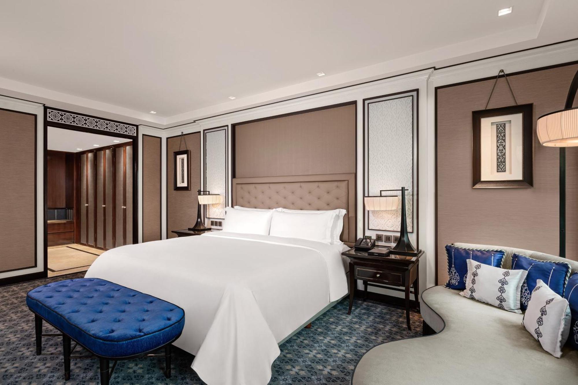 Suite Royal Club con cama extragrande, vistas a la ciudad y acceso al club lounge