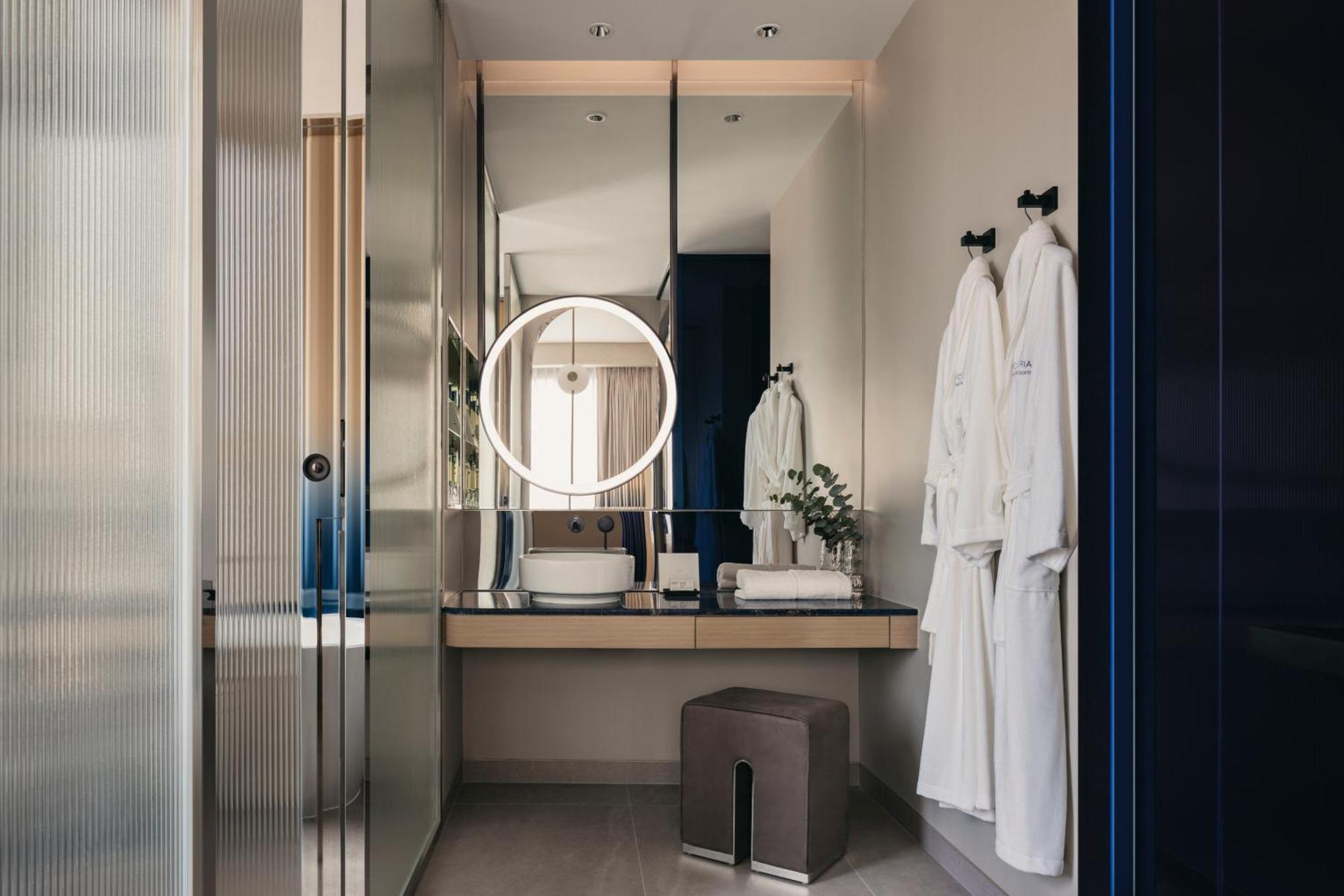 Suite con cama extragrande y ventajas del club, planta alta