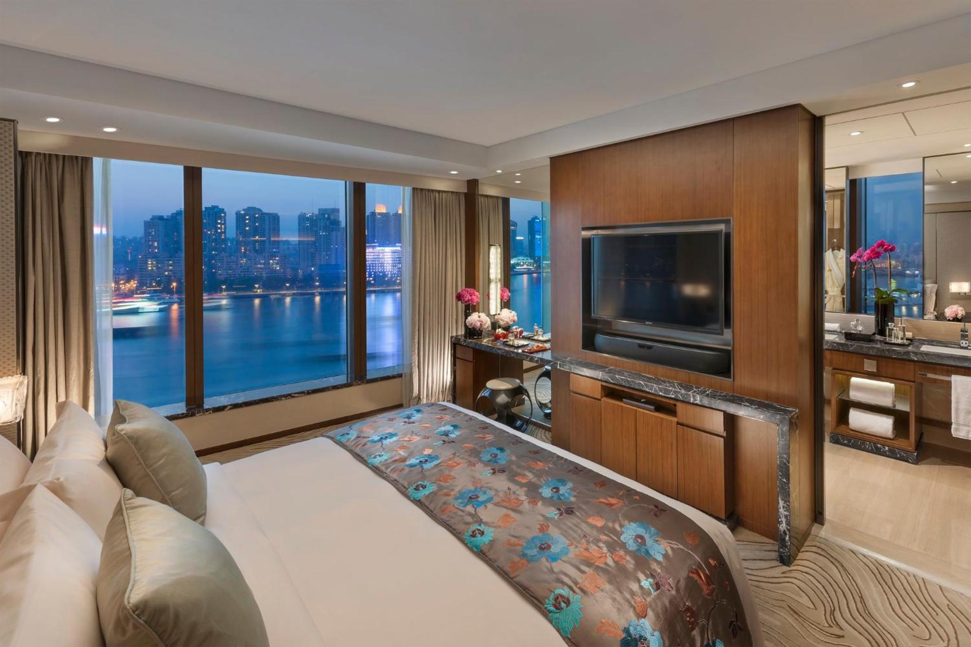 Suite con cama extragrande y vistas al río