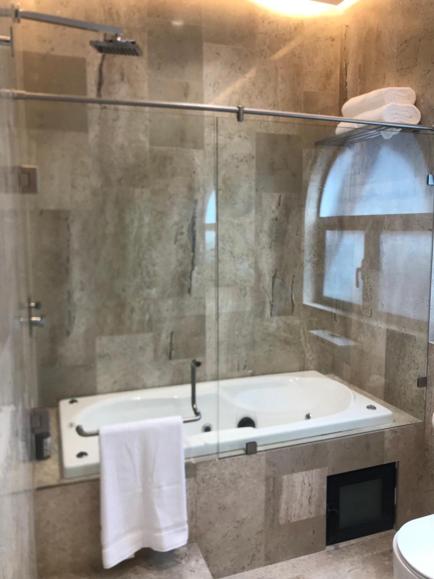 Habitación con cama extragrande y bañera de hidromasaje
