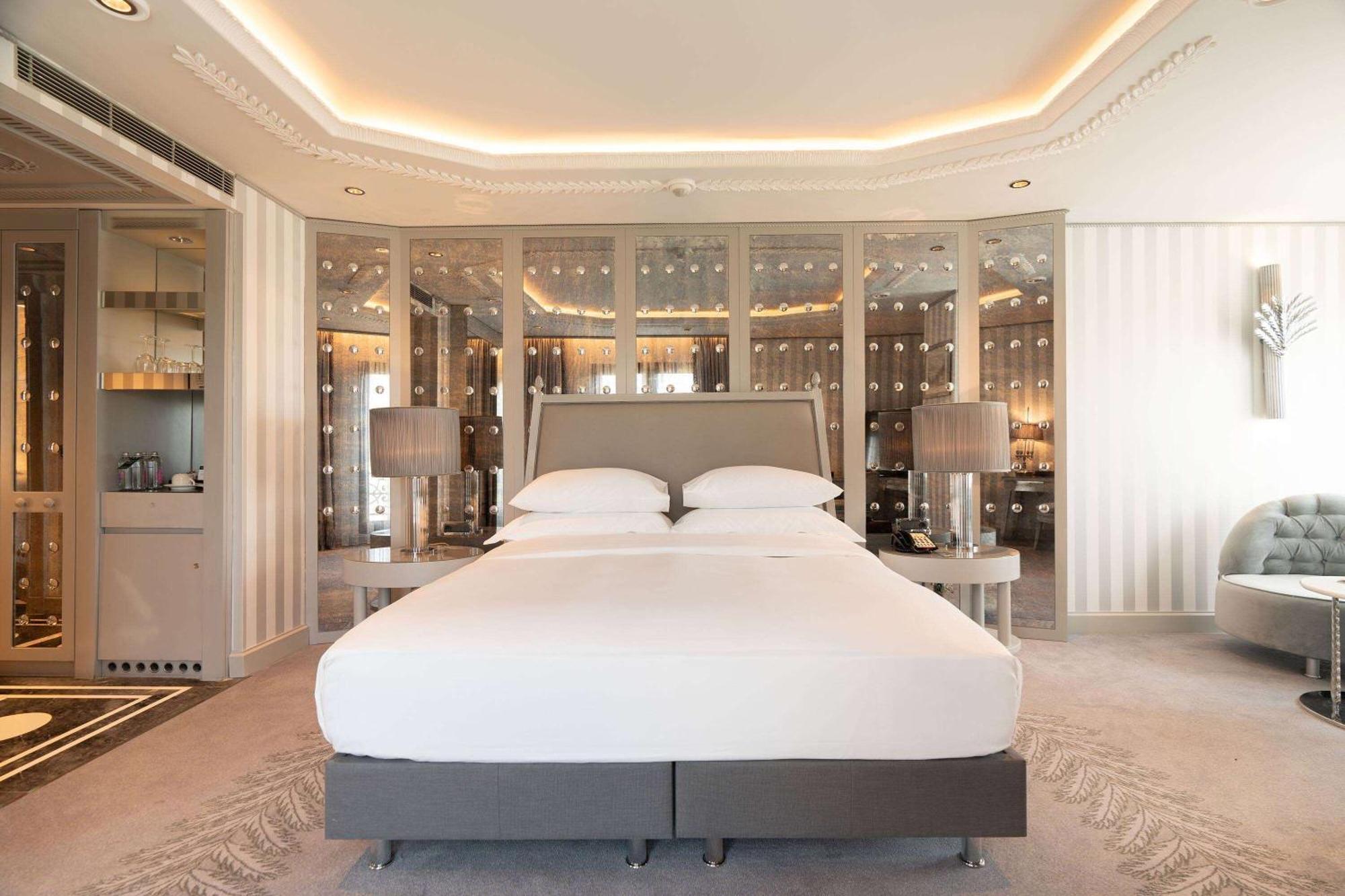 Habitación Esquinera con cama extragrande, bañera de hidromasaje y vistas al puerto deportivo