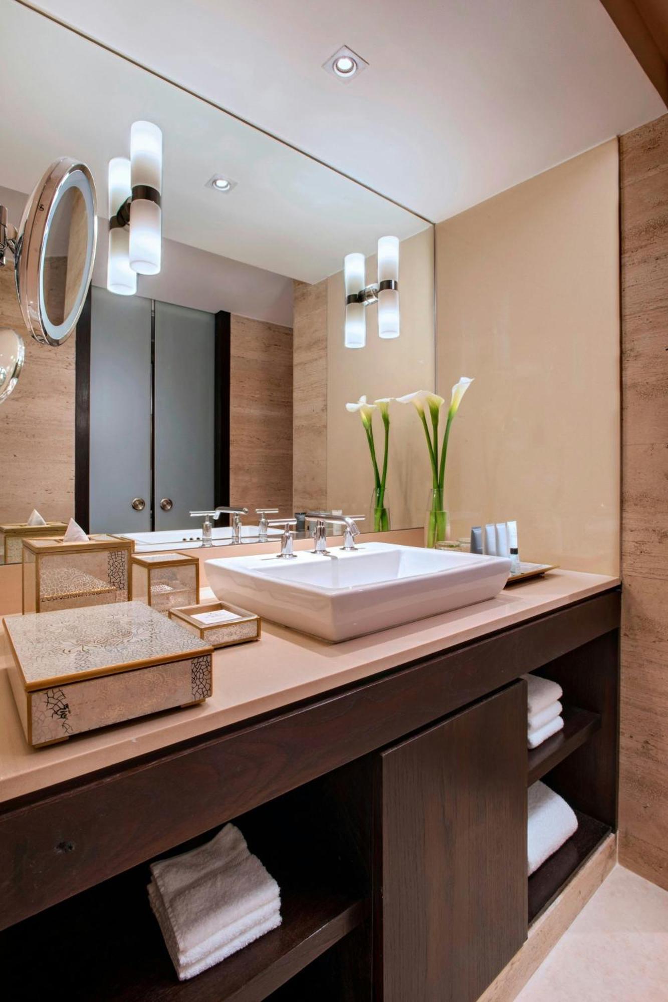 Luxury Suite, Suite, 1 King,1633001963:JPEG