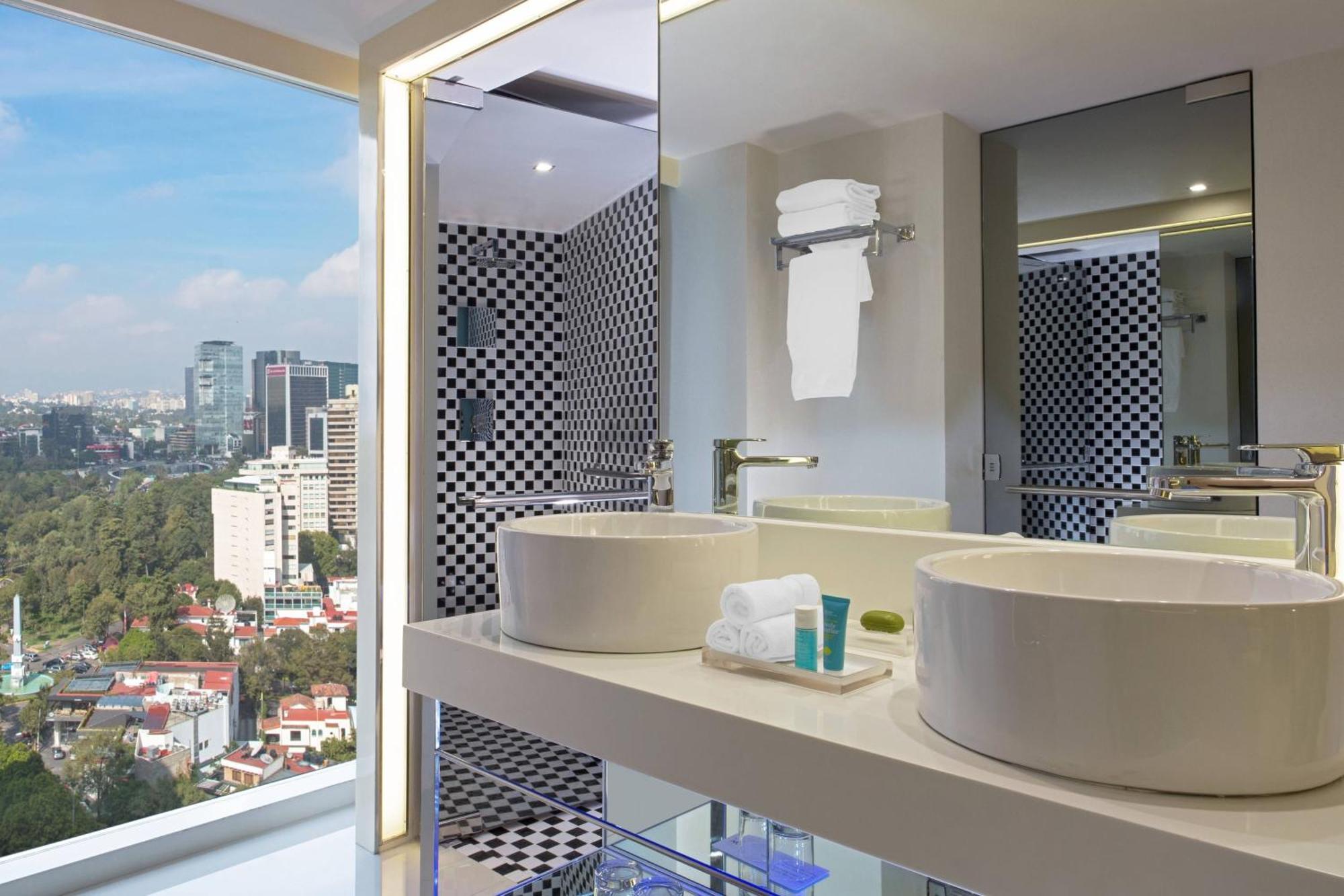 Habitación Deluxe con 2 camas grandes y vistas parciales a la ciudad