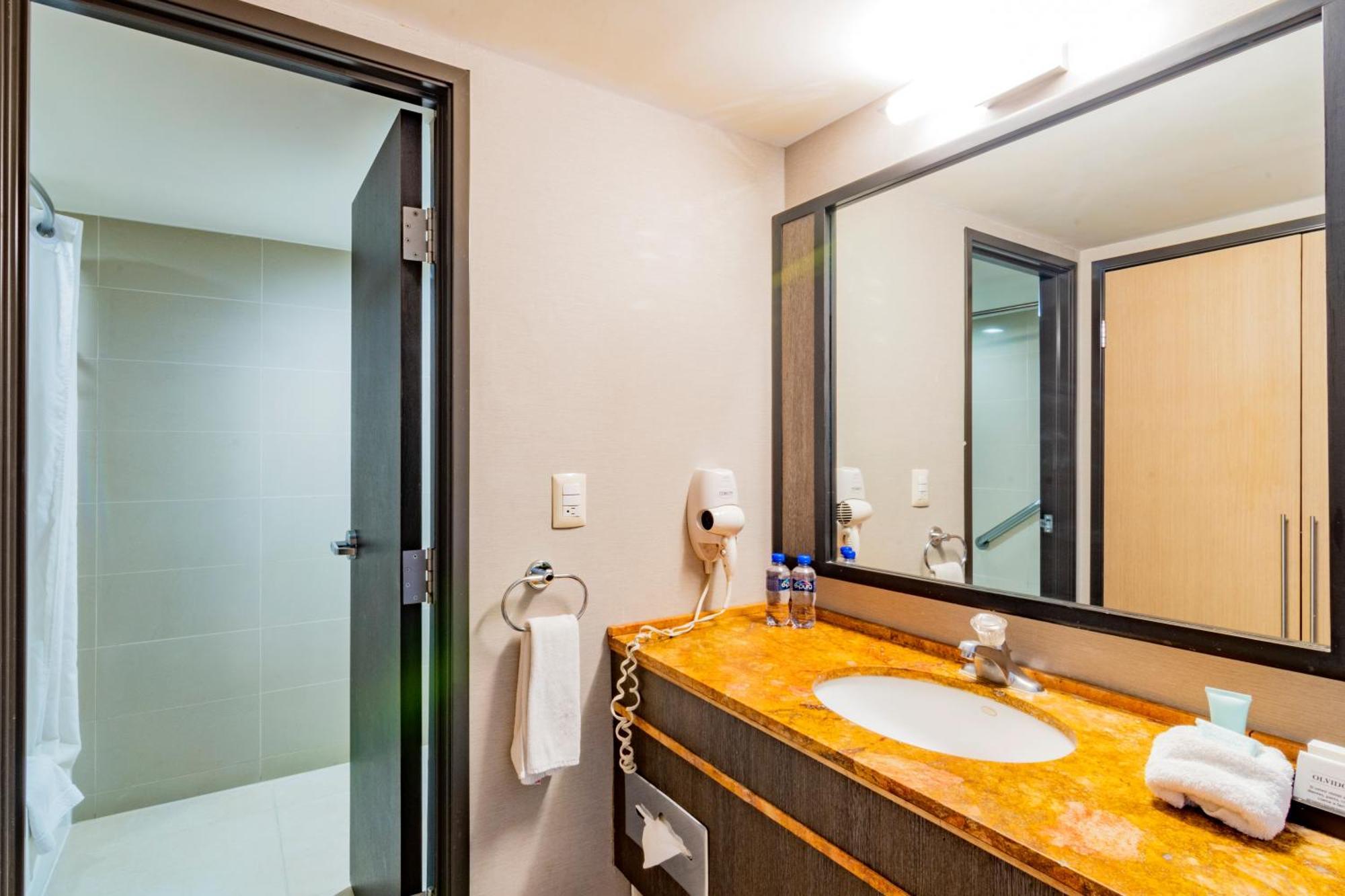 Habitación Doble Deluxe con balcón recién reformada