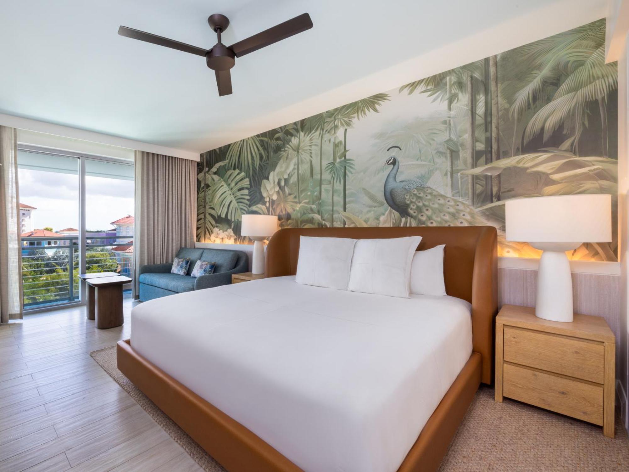 Habitación con cama extragrande y vistas al mar