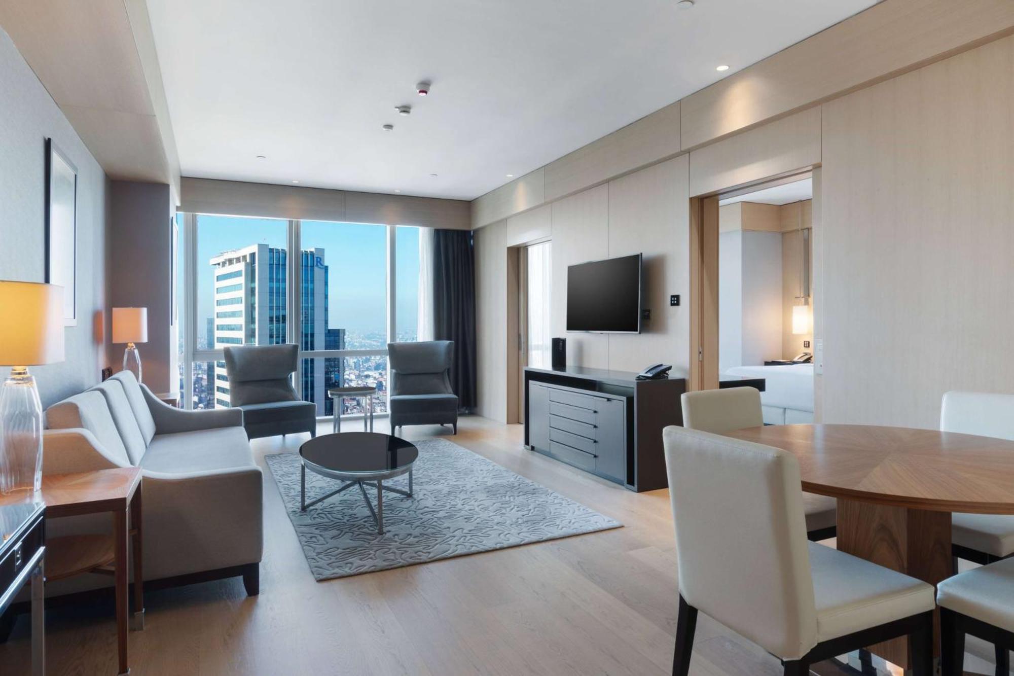 Suite Senior de 1 dormitorio con vistas parciales al mar y zona de cocina