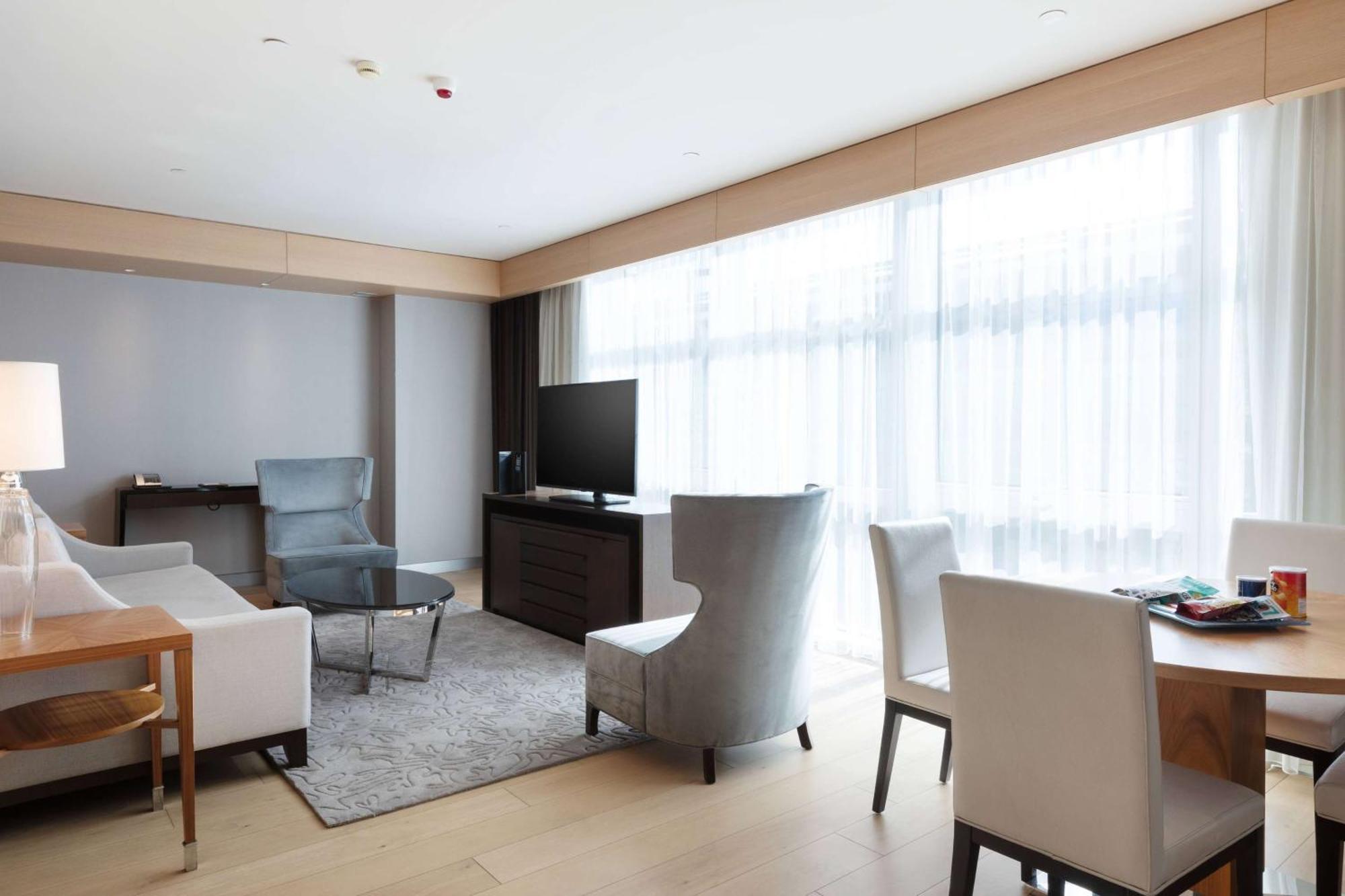 Suite Tower de 1 dormitorio con vistas parciales al mar y zona de cocina
