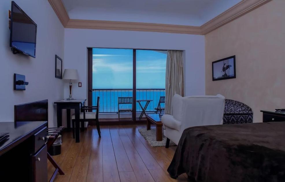 Master Suite with two double beds and sea view