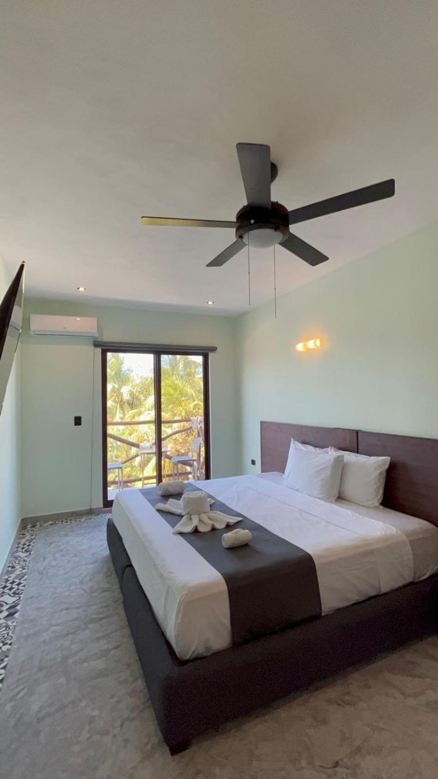 Habitación con cama grande y balcón