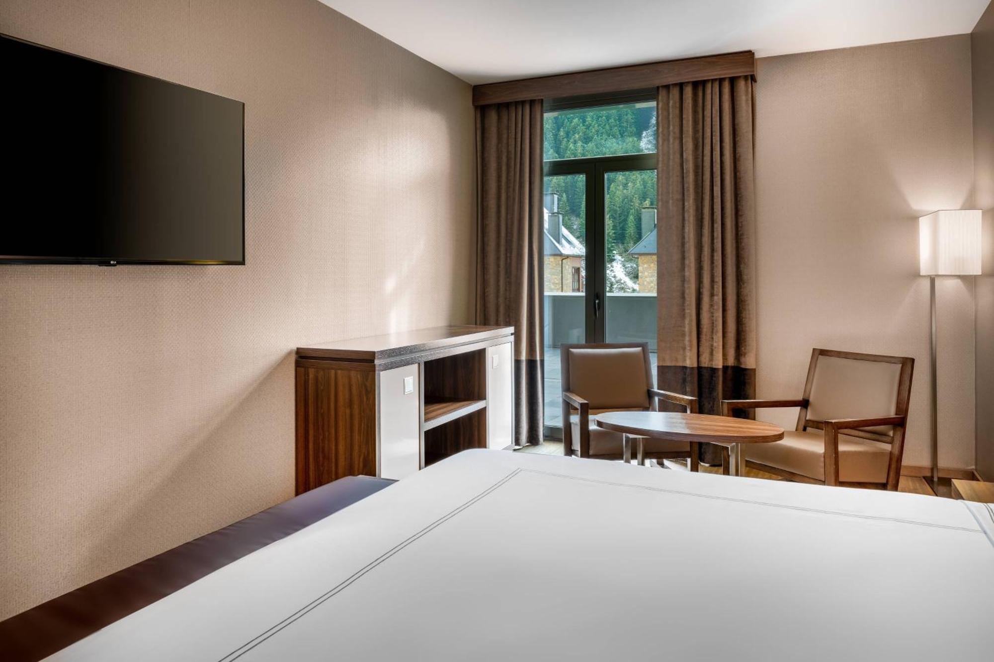 Suite con cama grande y vista a la montaña