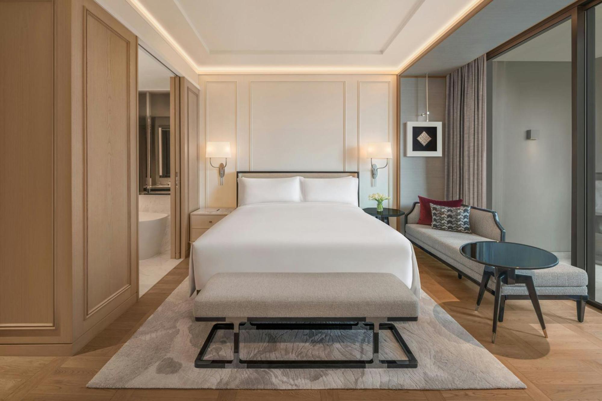 Habitación doble deluxe con cama grande y balcón