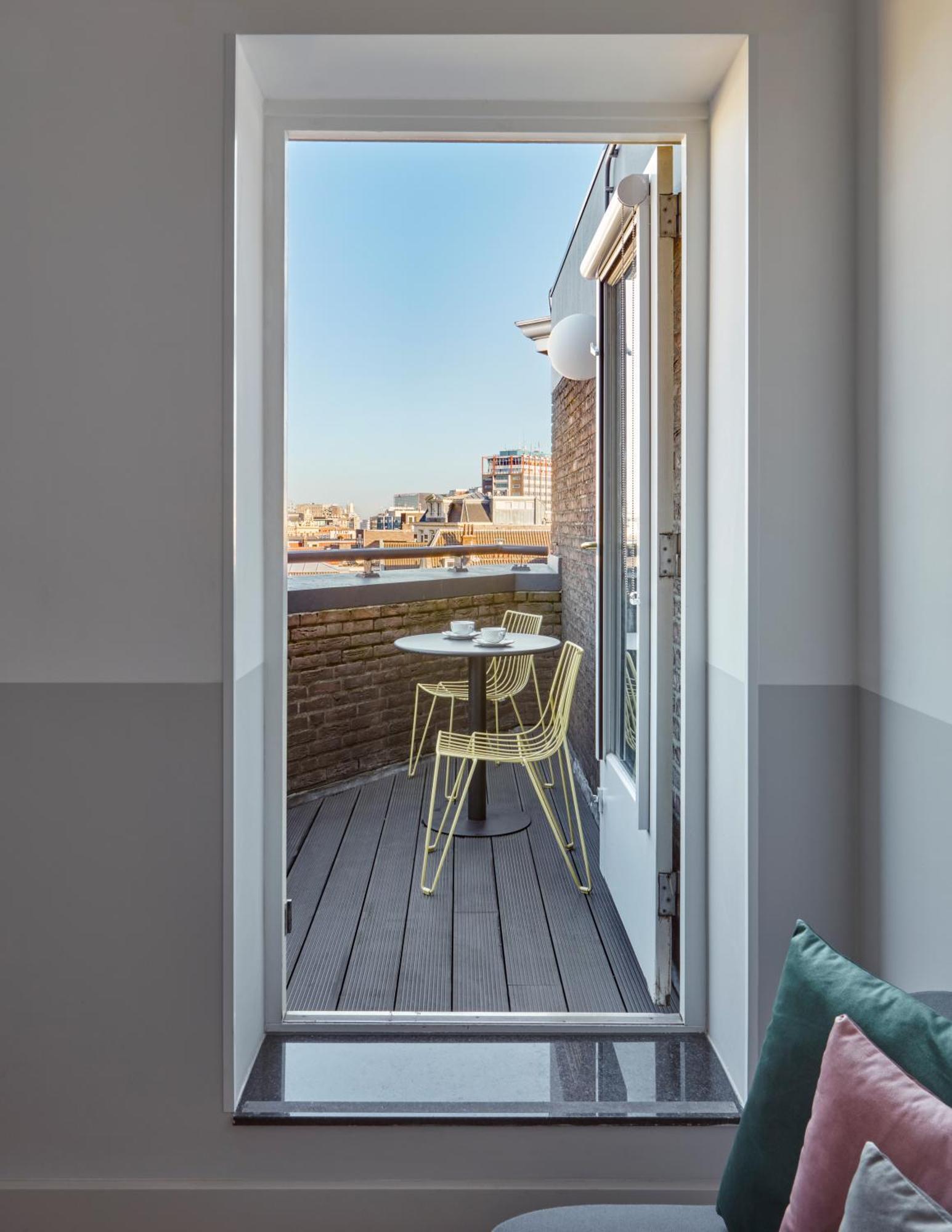 Habitación Doble Premium con cama grande y balcón