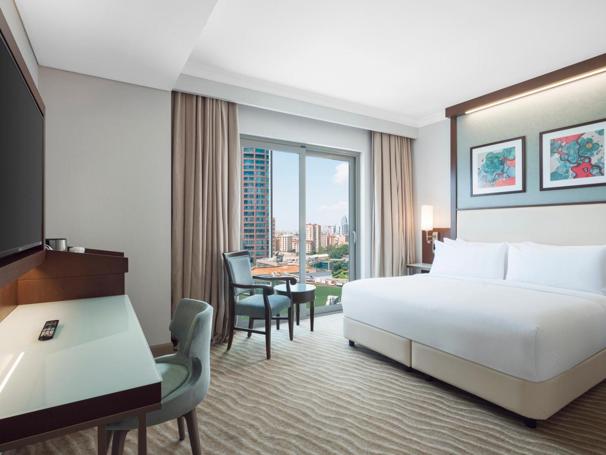 Habitación Superior con cama extragrande y vistas a la ciudad