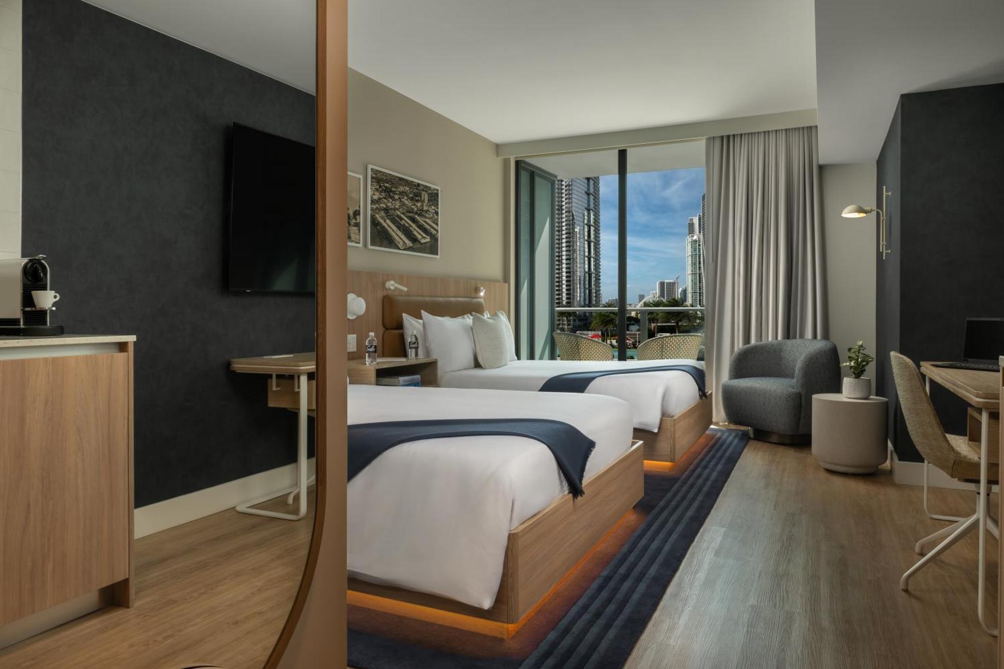 Estudio con 2 camas, balcón y vistas a la ciudad