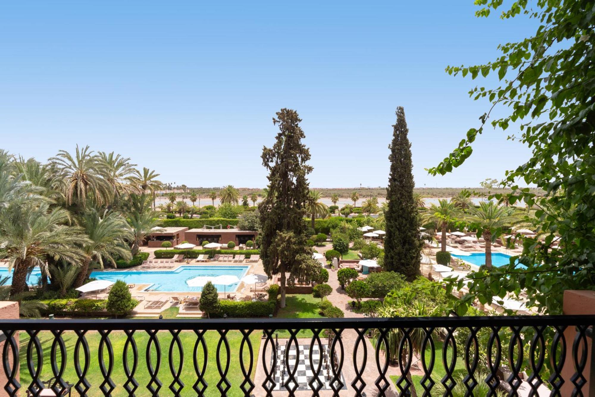 Suite Prestige con 1 cama extragrande, balcón y vistas a la montaña o a la piscina