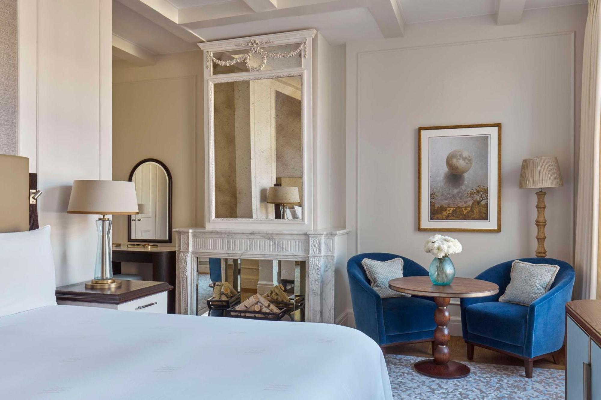 Suite de un dormitorio con vistas al canal y cama extragrande