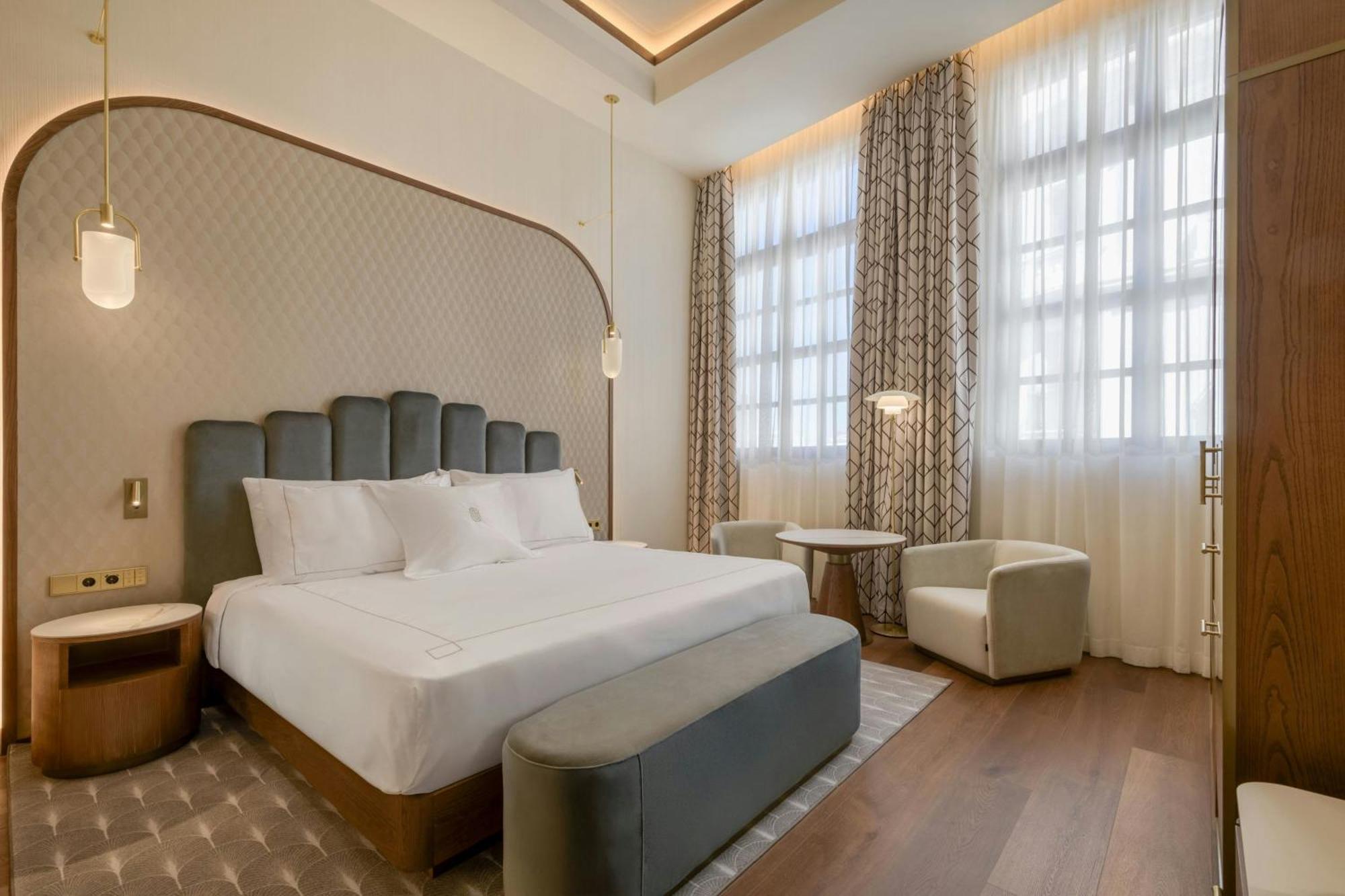 Habitación con cama extragrande y vistas a la ciudad
