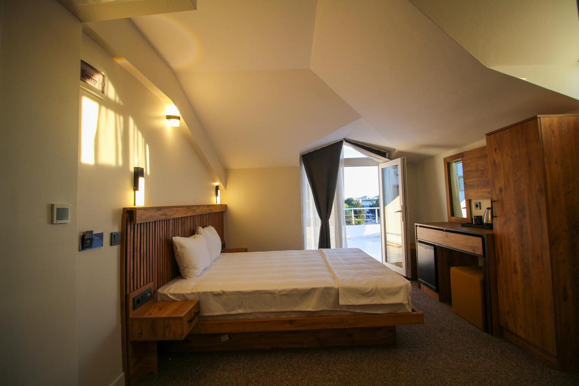 Habitación con cama extragrande y bañera de hidromasaje