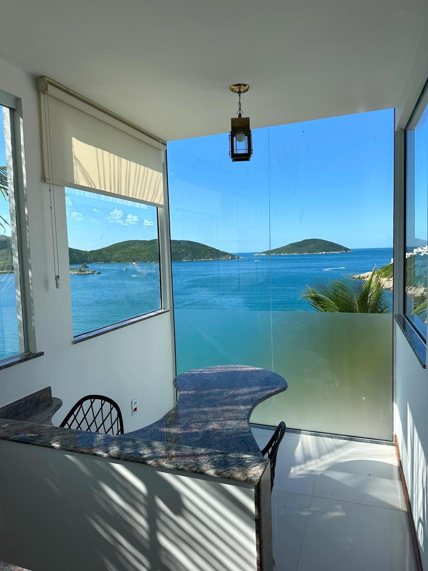 Suite con cama extragrande y vistas al mar