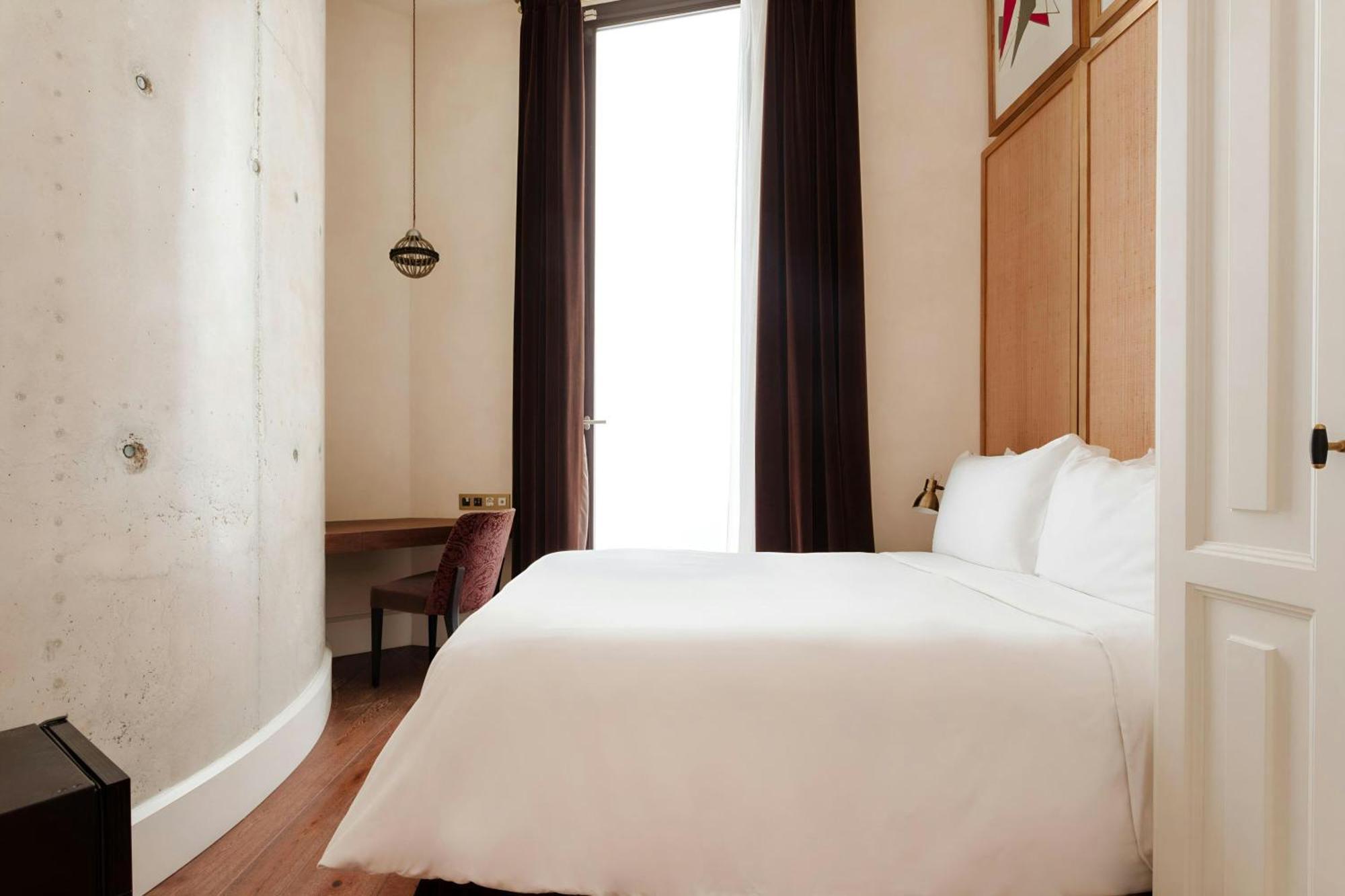 Habitación con cama grande