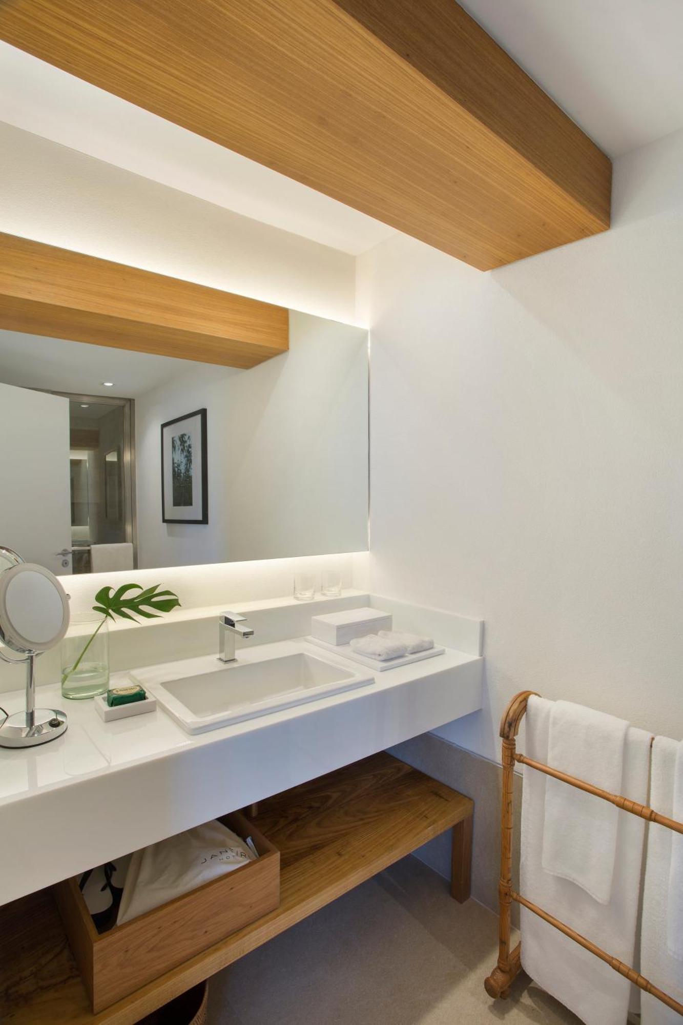 Suite con cama extragrande y vistas al mar