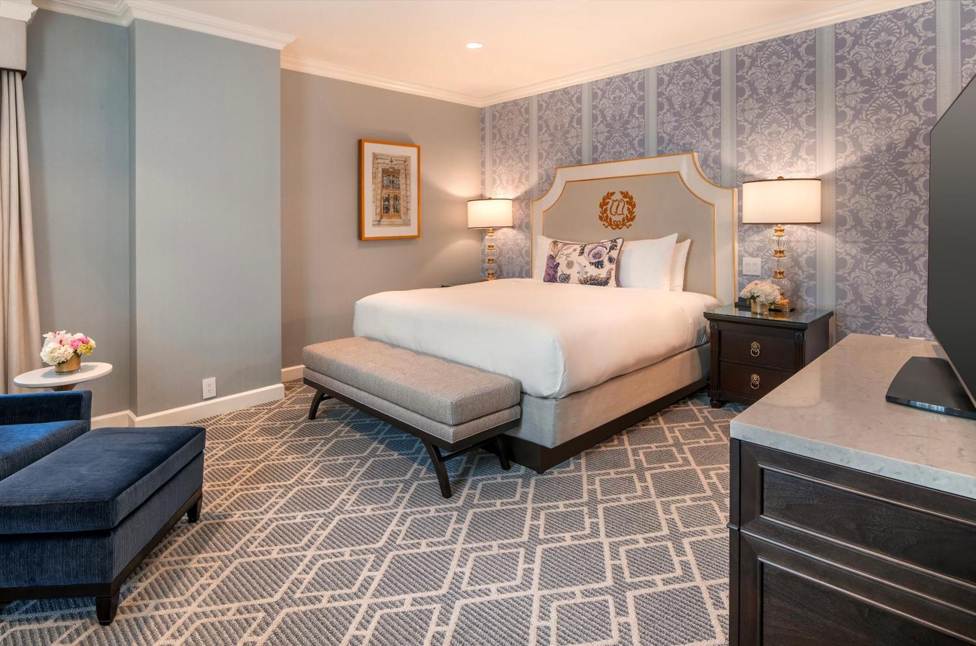 Suite de 1 dormitorio con 1 cama extragrande y vistas