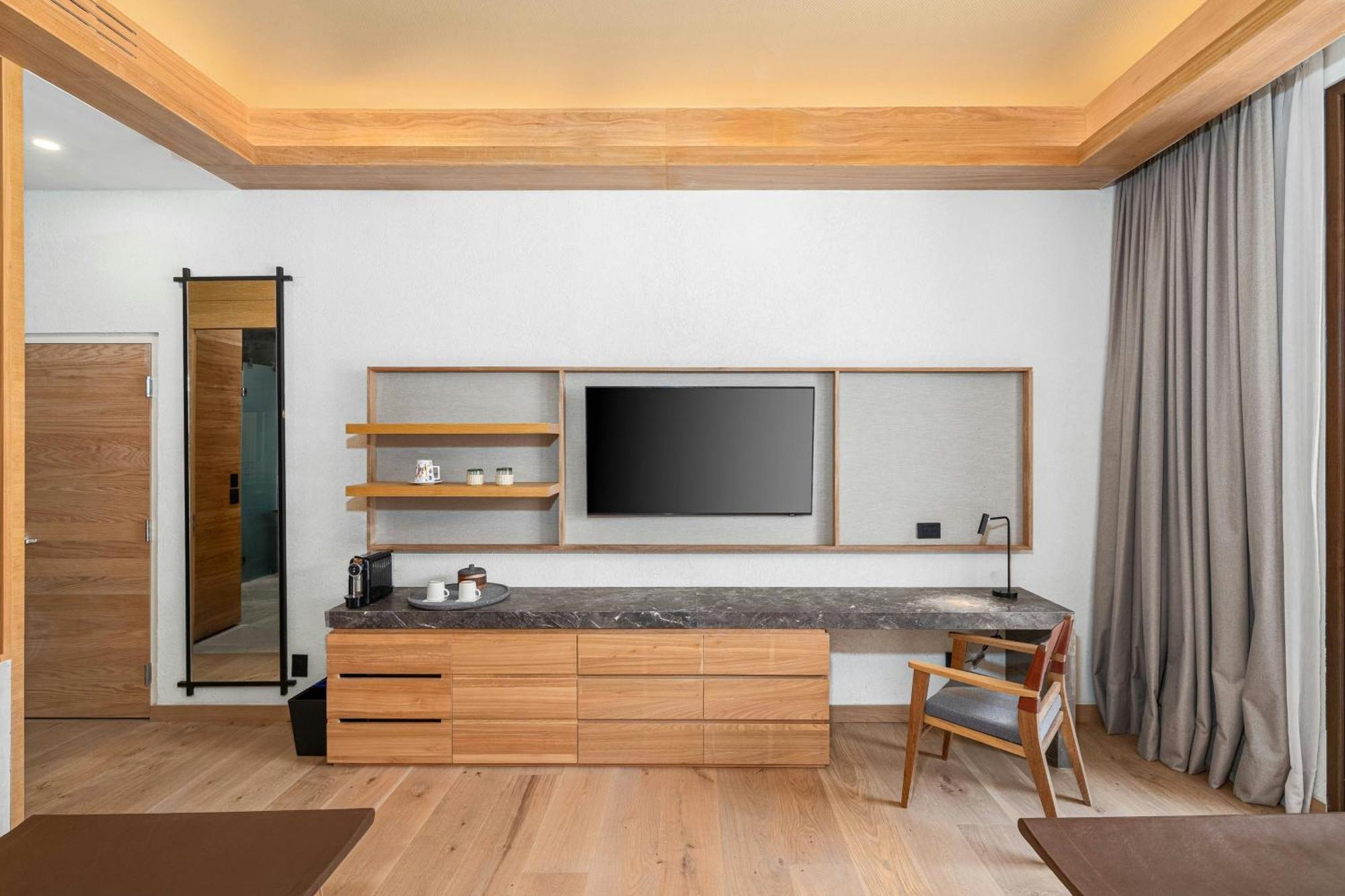 Deluxe King Room with Parish Church View