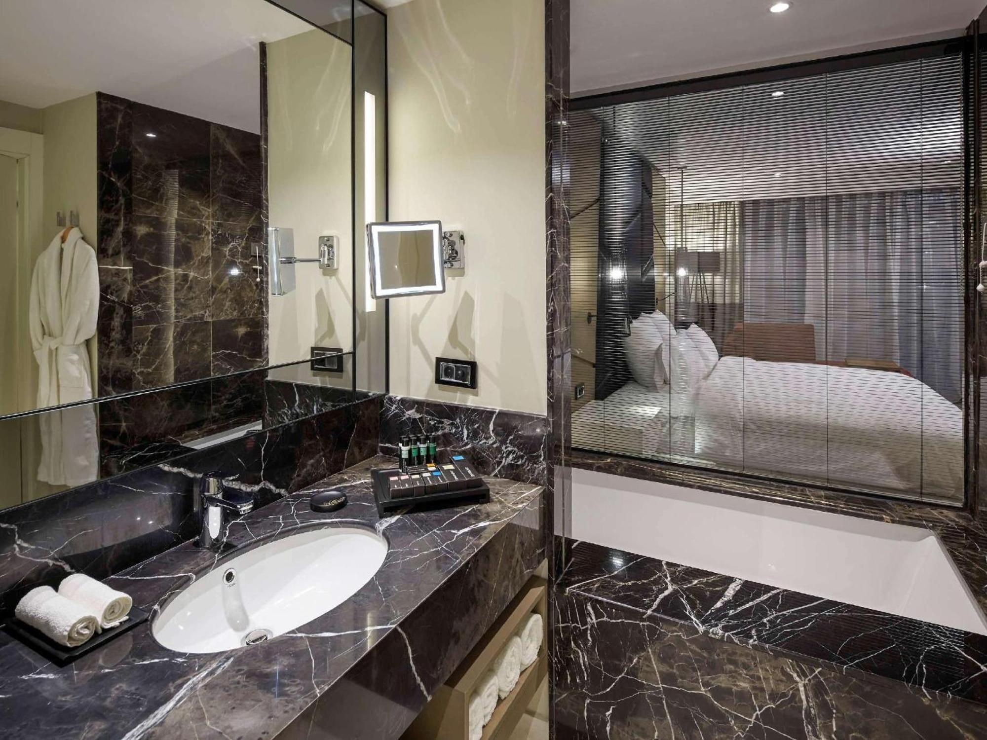 Deluxe Room with King Bed - City View,1731462450:JPEG