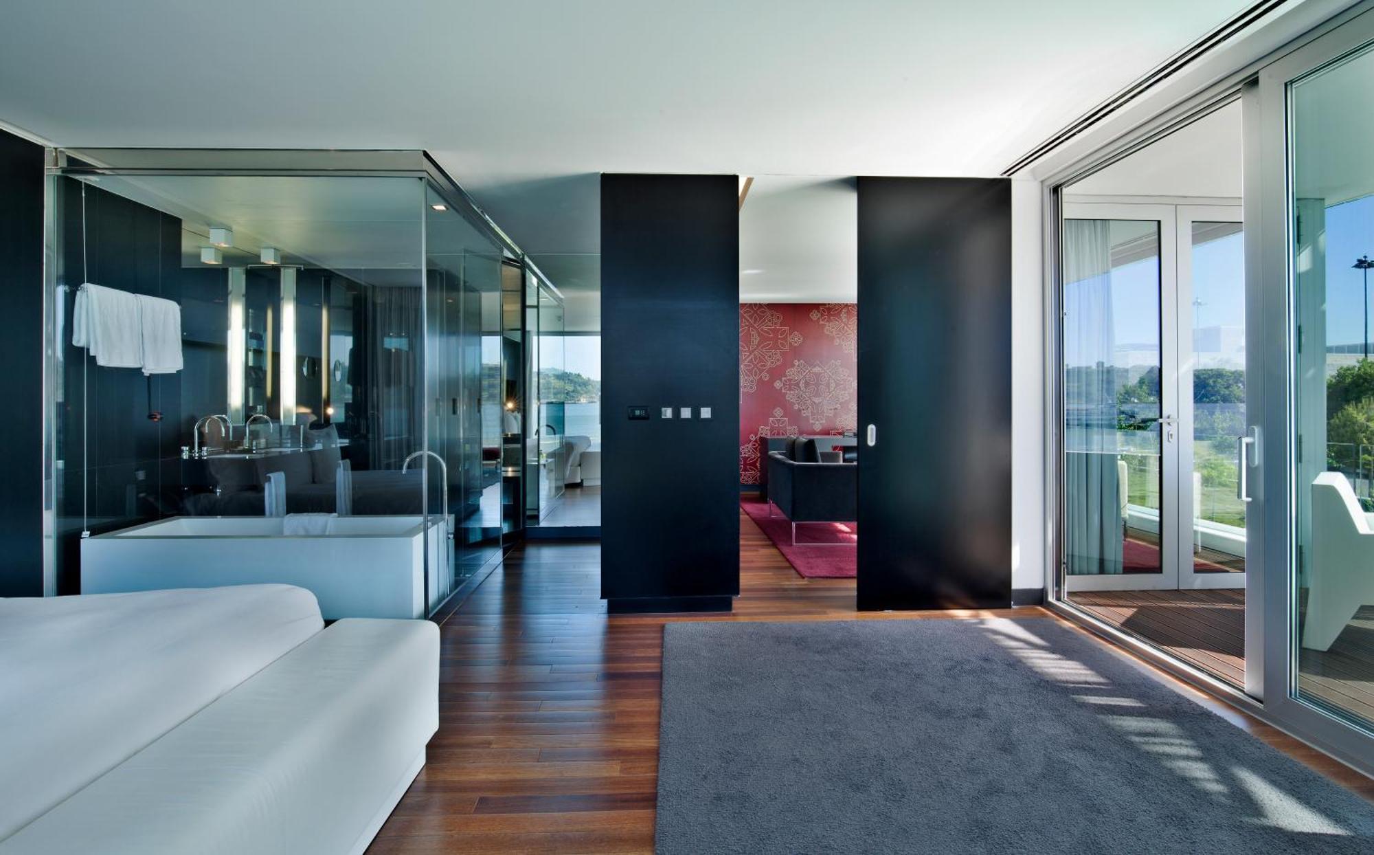 Suite con cama grande y balcón