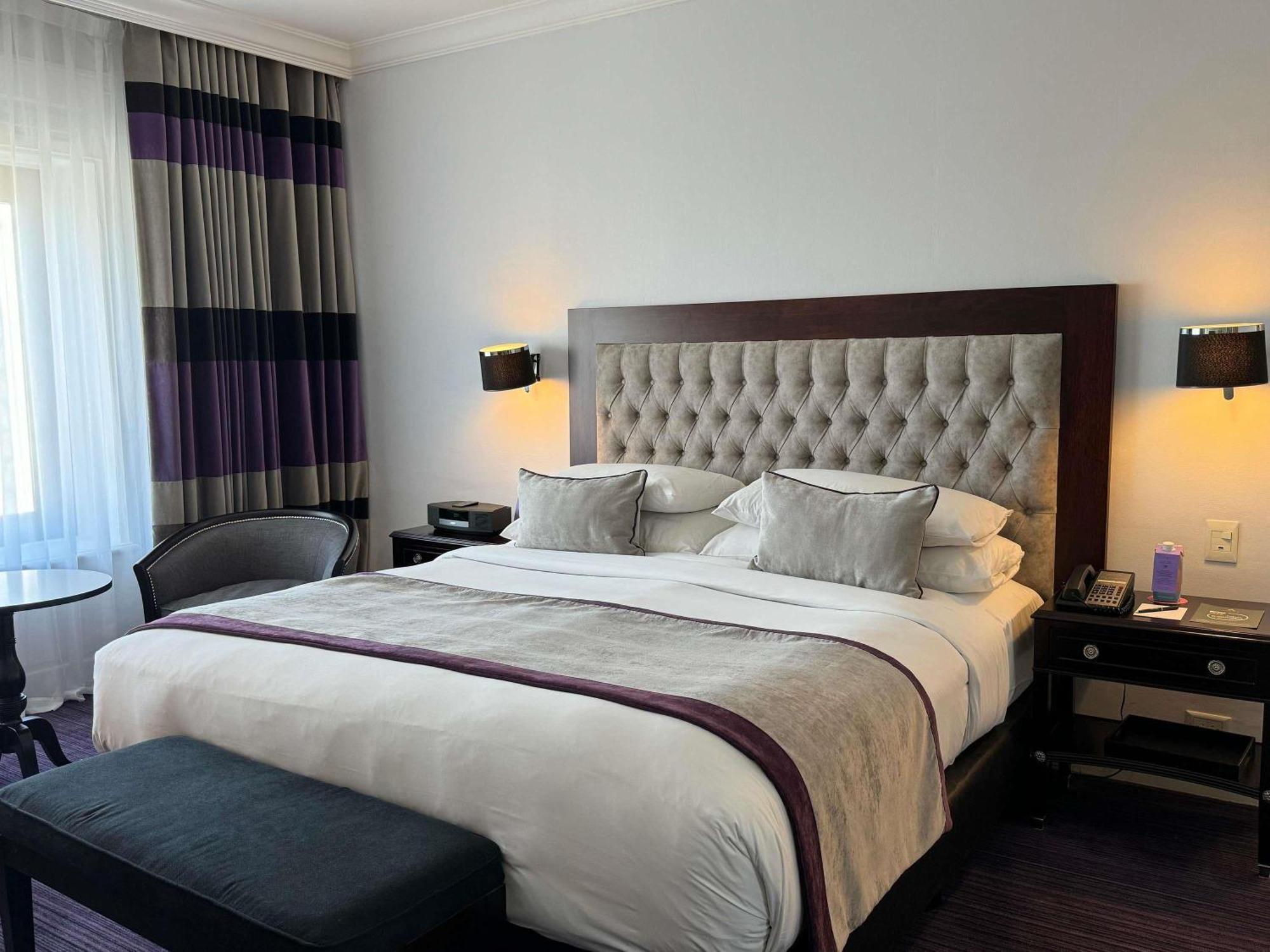 Suite Junior con cama grande y vistas a la ciudad