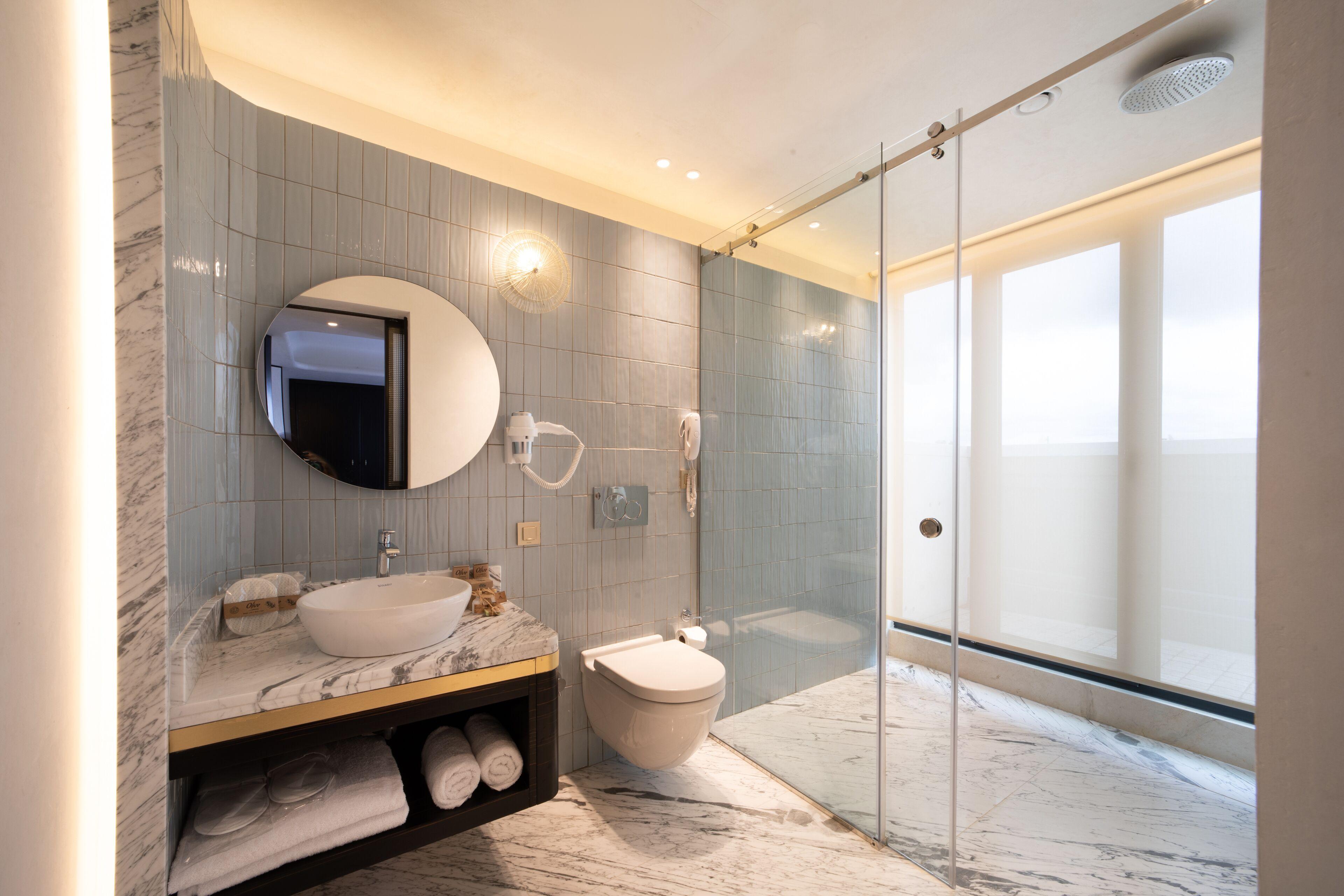 Suite con cama grande y balcón