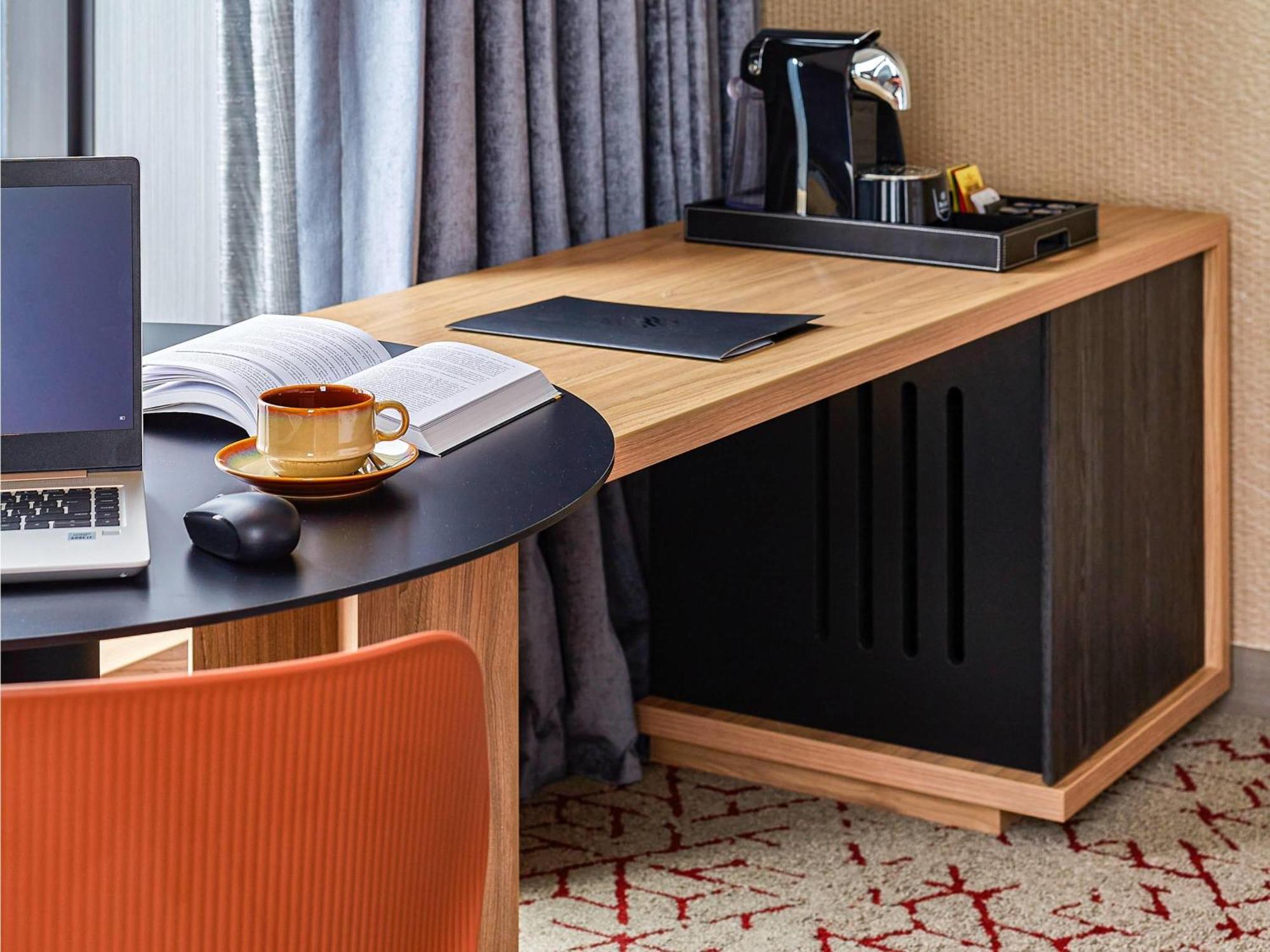 Junior Suite con cama extragrande y acceso al salón executive