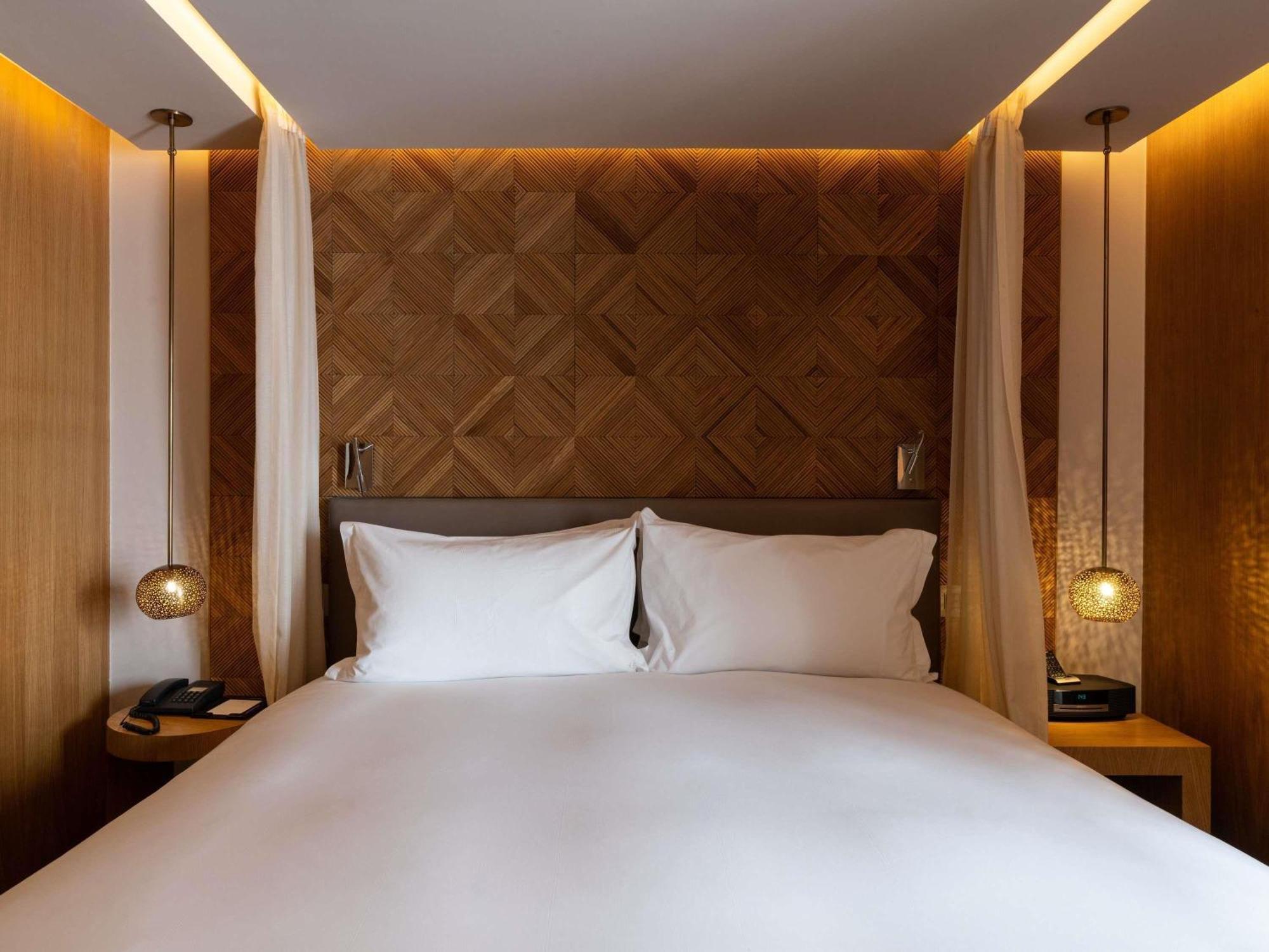 Suite Junior Contemporánea con 1 cama extragrande y balcón