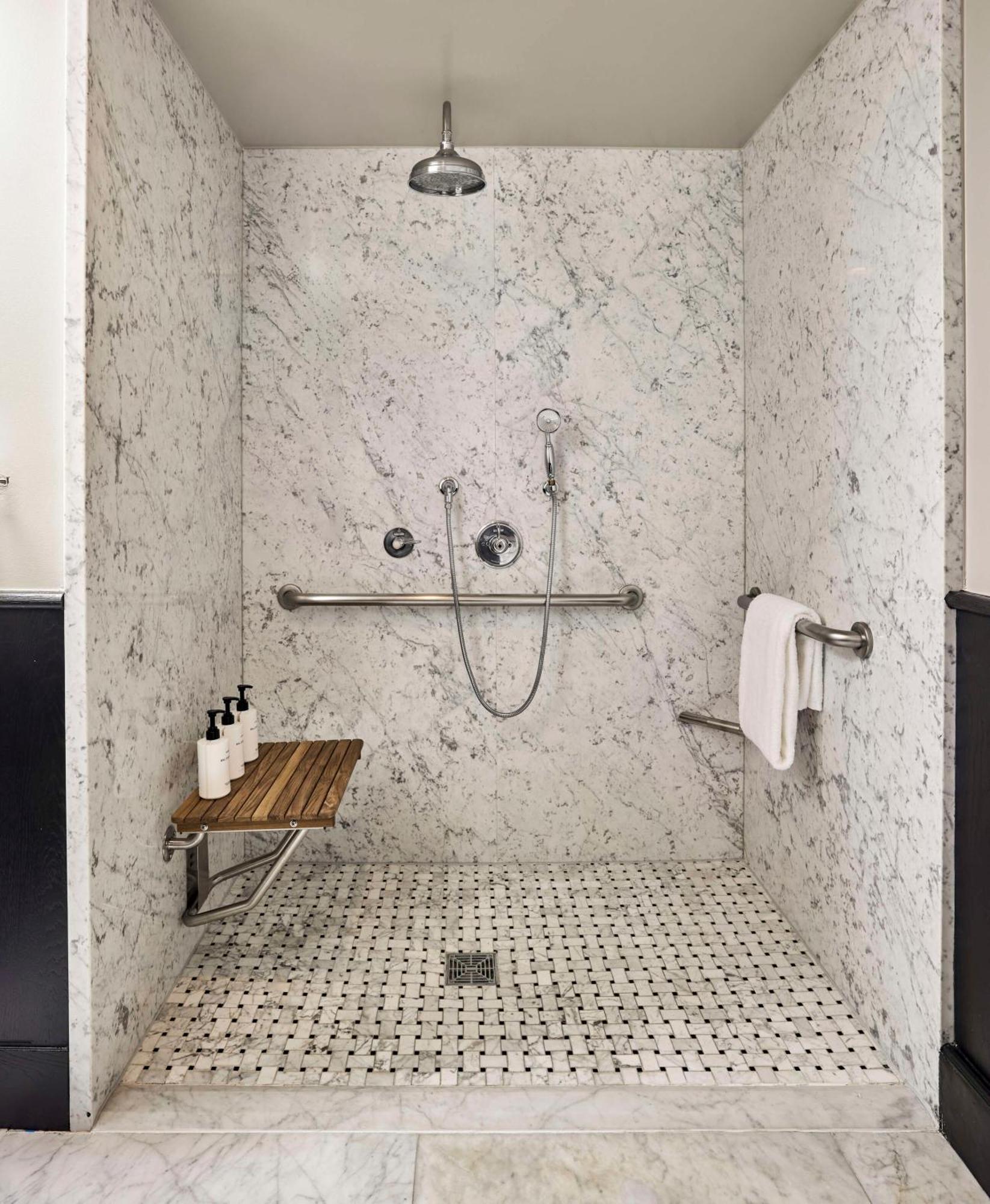 Habitación Deluxe con ducha a ras de suelo adaptada para personas con movilidad reducida - Cama extragrande