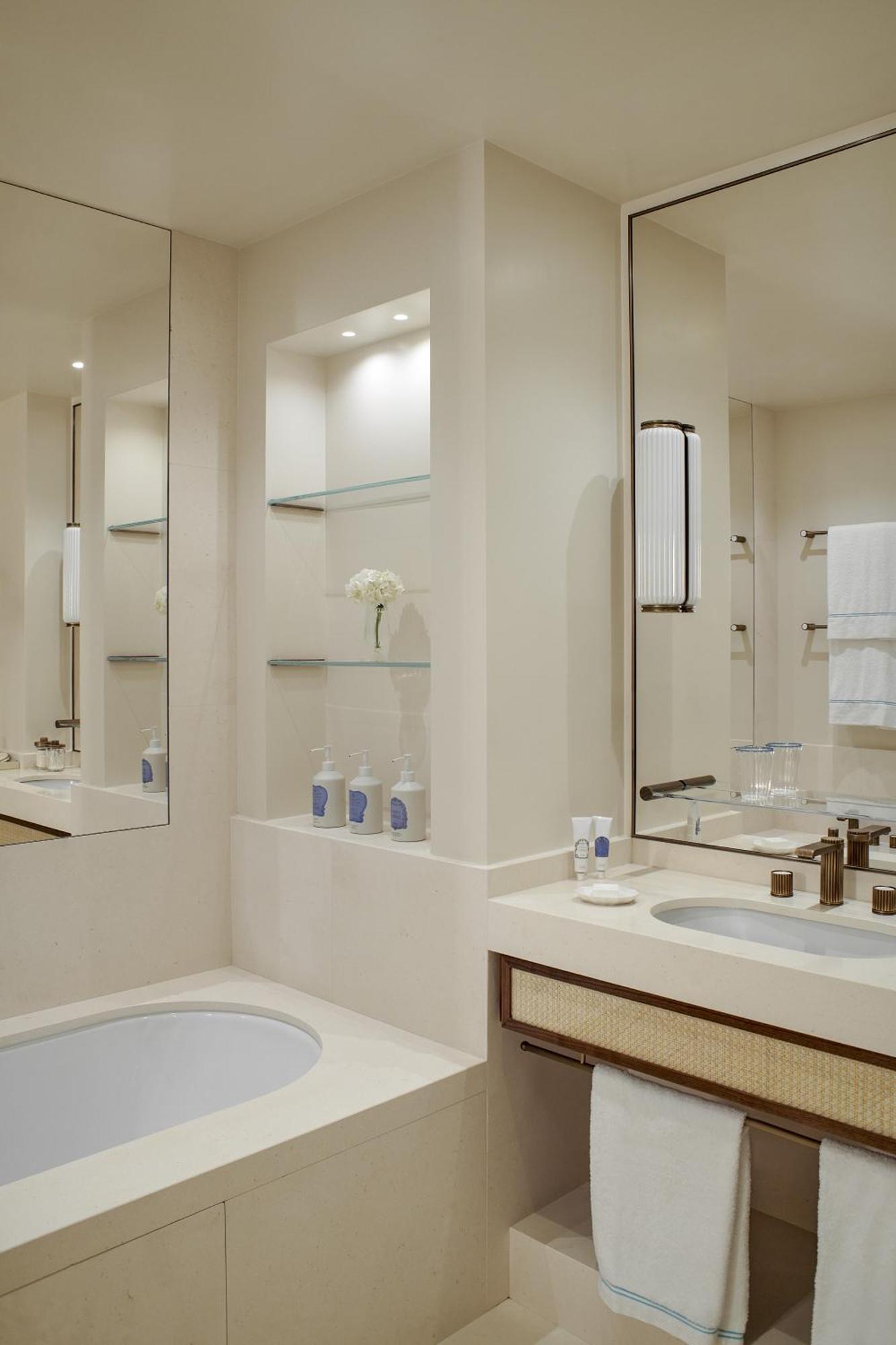 Suite Junior con vistas a la piscina