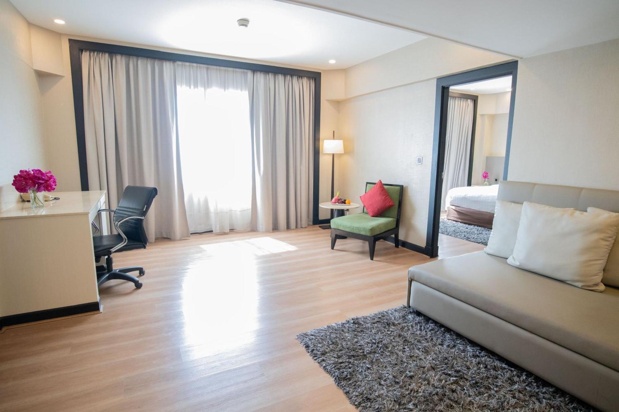 Suite con cama extragrande y vistas al río