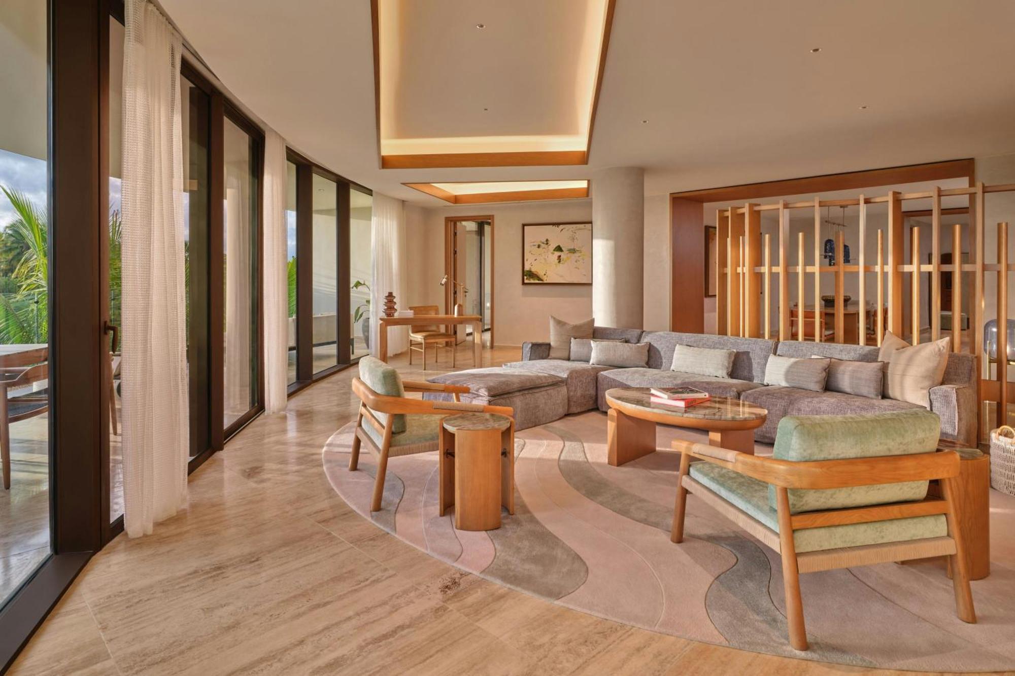 Suite de 1 dormitorio con cama extragrande y vistas parciales al mar