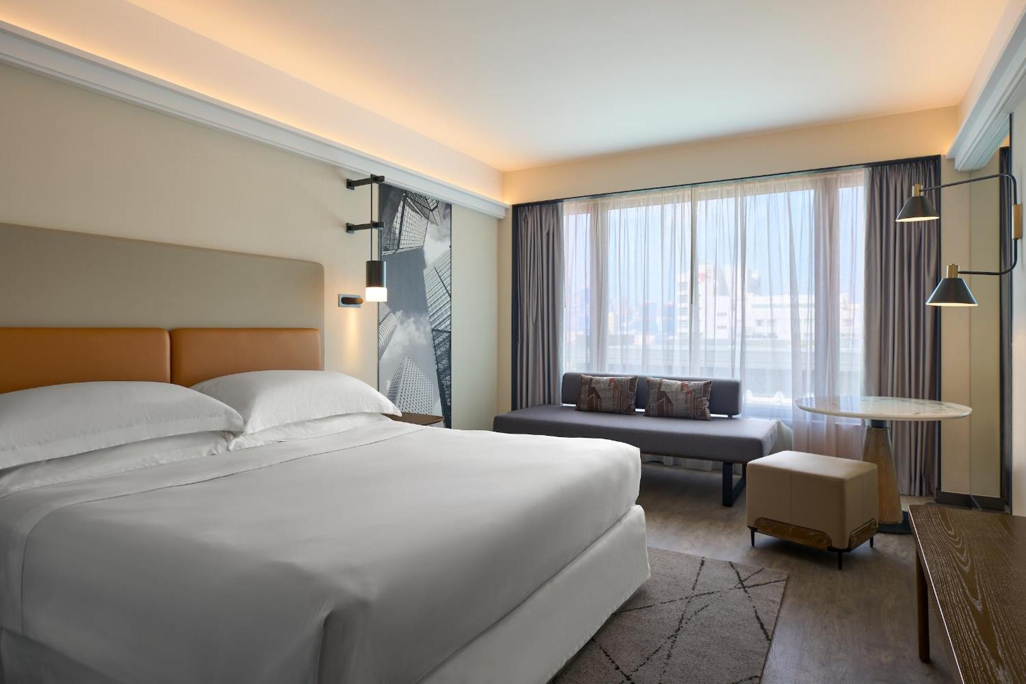 Habitación con cama extragrande y vistas a la ciudad