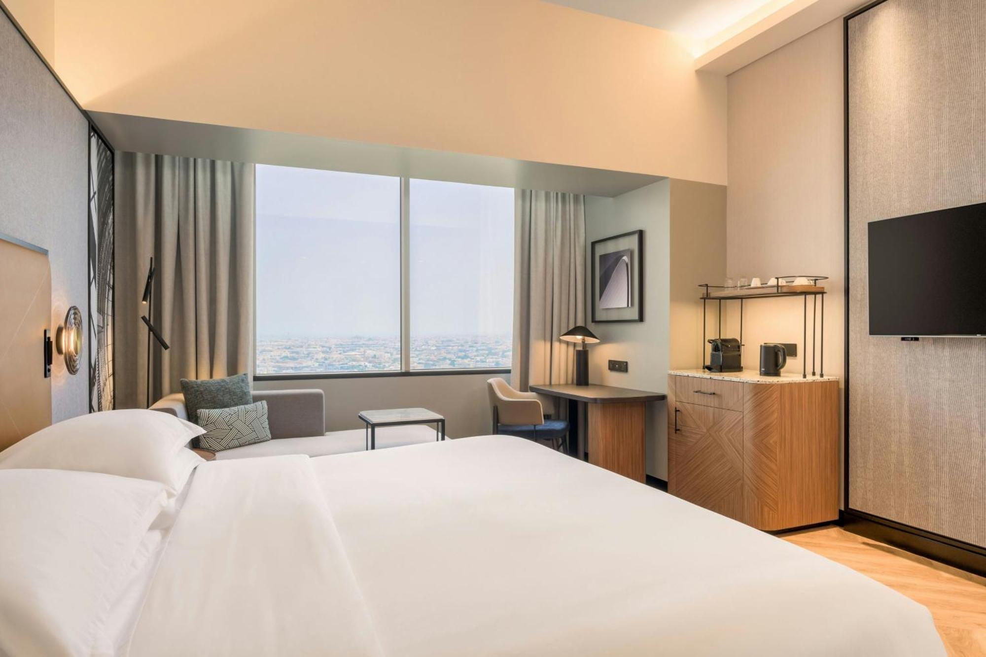 Club King Room, Skyline view - Club lounge Access including Breakfast, Evening Cocktail hours & Soft Refreshments & Canapes