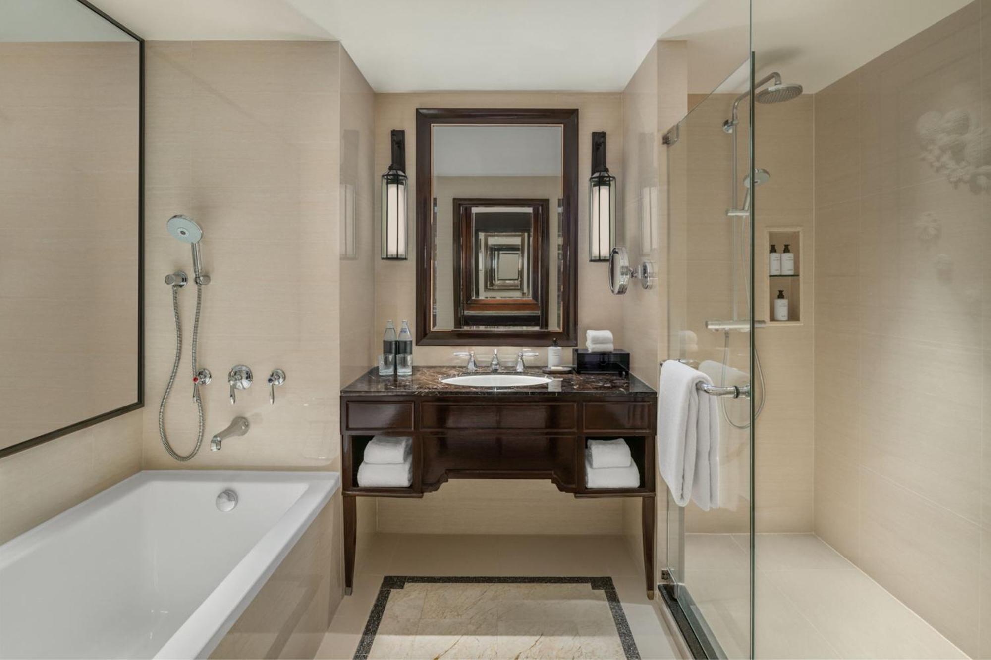 Habitación Athenee con 2 camas dobles y vistas a la ciudad