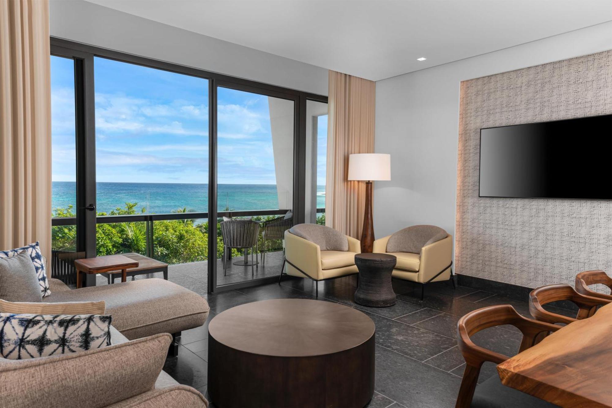 Suite con cama extragrande y vistas al mar