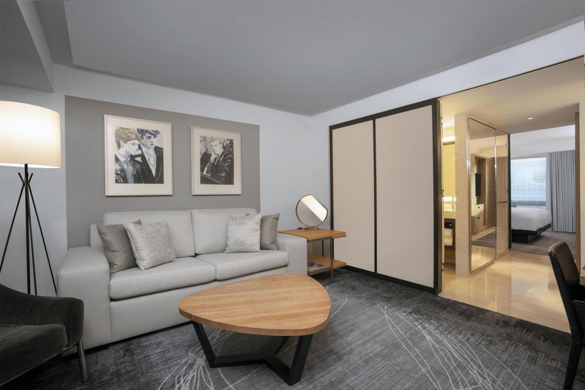Suite con cama extragrande y vistas al río